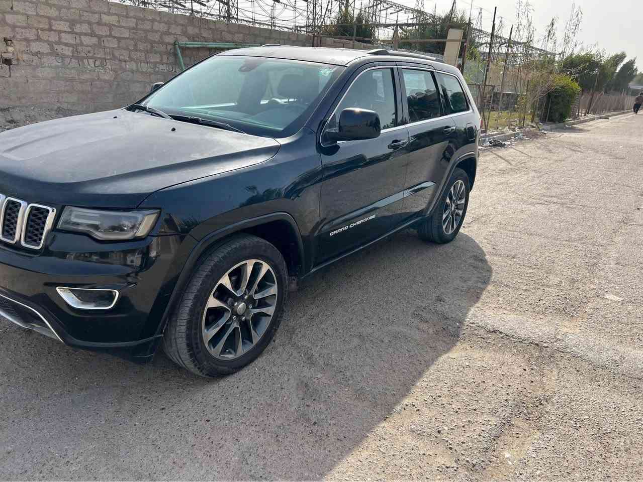 جيب لاريدو موديل 2017 موصفات 
بصمة 
شاشة 
كامرة 
كشنات جالد 
كشنات كهرباء 
تحكمات ستيرن 
مانع نزلاق 
حساسات خلفي 
صبغ جملغ وبنيد رايدهة 187 وبيهة مجال الطيبين وأي ستفسار نتصال علة هذة رقم *********** مكلف بل نشر بغداد, العراق
