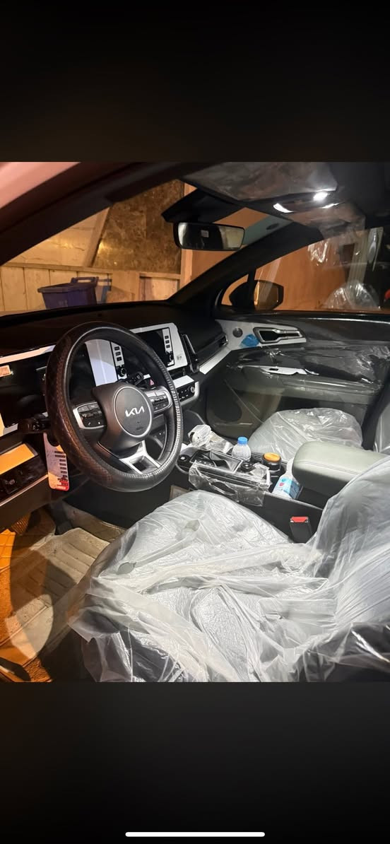 🚗 كيا سبورتاج 2025 بلاك اديشن بانوراما 🔥
مرقم بغداد سنوية + لوحات
✨ أبرز المواصفات:
▪️ محرك 4 سلندر سعة 2000 سي سي اقتصادي وقوي
▪️ سقف بانوراما كامل يعطي إطلالة مميزة داخل السيارة
▪️ نسخة Black Edition مع إضافات سوداء رياضية (شبك، ويل كب، مرايا)
▪️ شاشة وسطية مع نظام آبل كار بلاي وأندرويد أوتو
▪️ كاميرات + حساسات أمامية وخلفية
▪️ تشغيل بصمة + دخول ذكي
▪️ مقاعد جلد مريحة بتصميم رياضي
▪️ مكيف خلفي لراحة الركاب
▪️ نظام ثبات إلكتروني ووسائد هوائية متعددة للسلامة
💎 سبورتاج 2025 تجمع بين التصميم العصري، الاعتمادية المعروفة من كيا، والتجهيزات الحديثة التي تجعلها من أكثر سيارات الـSUV طلباً في السوق. مكفوله 
ضمان دوليه وبيها 3 تبديلات دهن مجانيه  المكان الغزاليه 
***********الرقم بي وات ساب هم الرجاء الاتصال عليه ماشيه 6000 سعر 245 وبيها مجال
