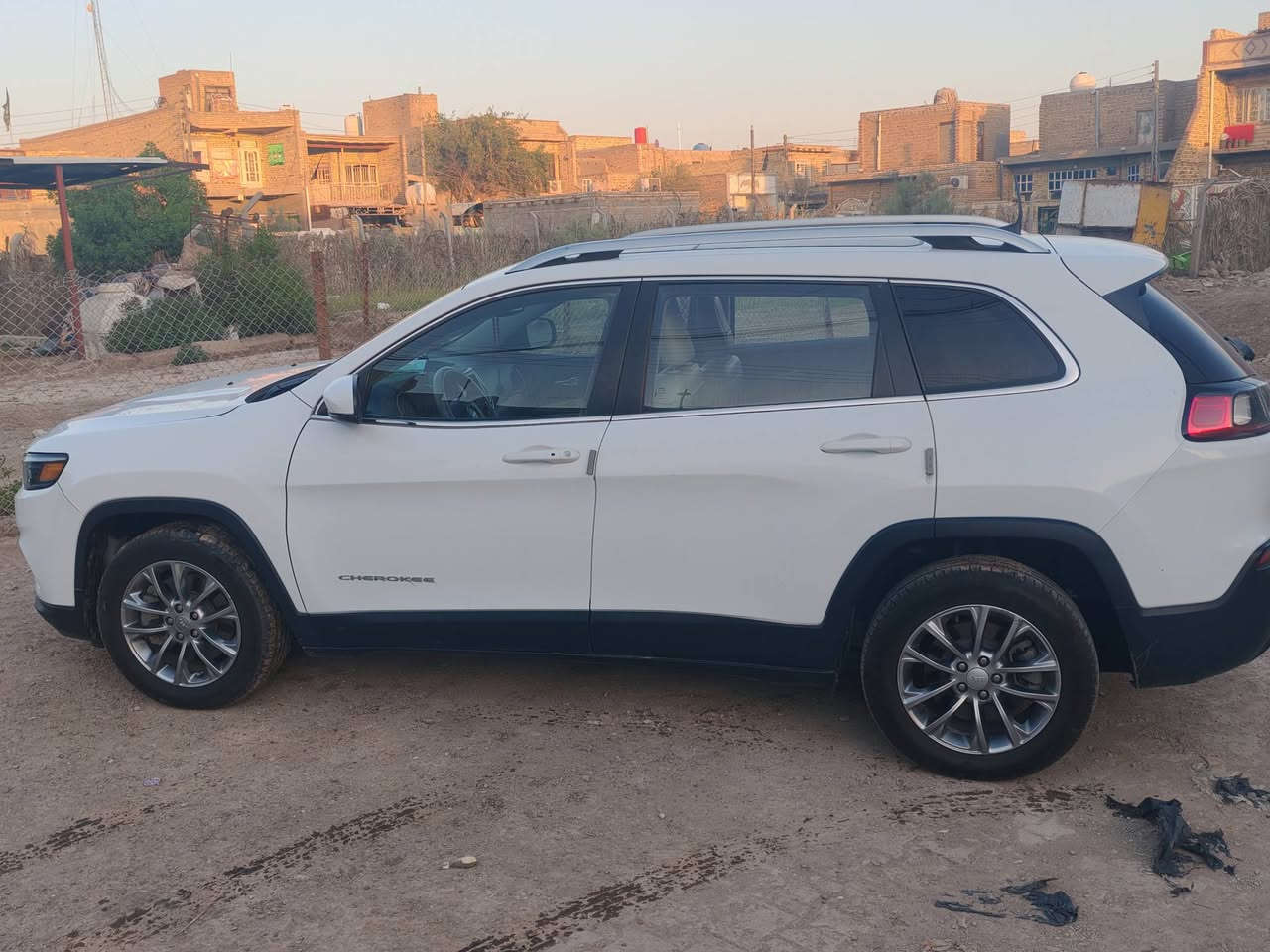 ​الموديل والمحرك: جيب شيروكي (بزون) لاتيود 2021 - محرك 6 سلندر 3200cc (عزم قوي وتبريد ثلج).
جيب شيروكي (بزون) لاتيود 2021
محرك 6 سلندر 3200cc (عزم قوي وتبريد ثلج).
​العداد واللوحات: ماشية 81 ألف.
رقم بغداد / مشروع وطني، السنوية لـ 2028، والهزة جديدة.
​✨ أبرز المواصفات (فول أعلى صنف):
​سقف بانوراما چبيرة
جنطة خلفية كهرباء.
​داخل جلد اوف وايت (كراسي كهرباء + ميموري خزن).
​تدفئة كشنات
تدفئة ستيرن.
​شاشة چبيرة (آبل كاربلاي وأندرويد أوتو)
سستم صوت Bose الأصلي مع دمام.
​رادارات كاملة (رادار أمامي وتوقف ذاتي، رادار جانبي نقاط عمياء، نظام المحافظة على المسار).
​كاميرات و حساسات خلفية.
​بصمة تشغيل عن بعد
لايتات وكشافات زنون .
​طخم تاير جديد
أرضيات تفصال جلد أبيض (شغل حجي محمود بعد).
​
وضع السيارة والحادث:
وارد أمريكي، الحادث جاملغ أمامي مبدل بنيد وشبكة فقط (تصليح درجة أولى هنا بالعراق قوالب بلاد).
​الشاصي واللغد والمحرك: سليمات ومكفولات 100%.
​الإيرباك: طاق بالحادث ومصلح سستم كامل  وشغال طبيعي.
​📌 السعر عالخاص
📞 للتواصل: [***********]
العنوان ميسان
