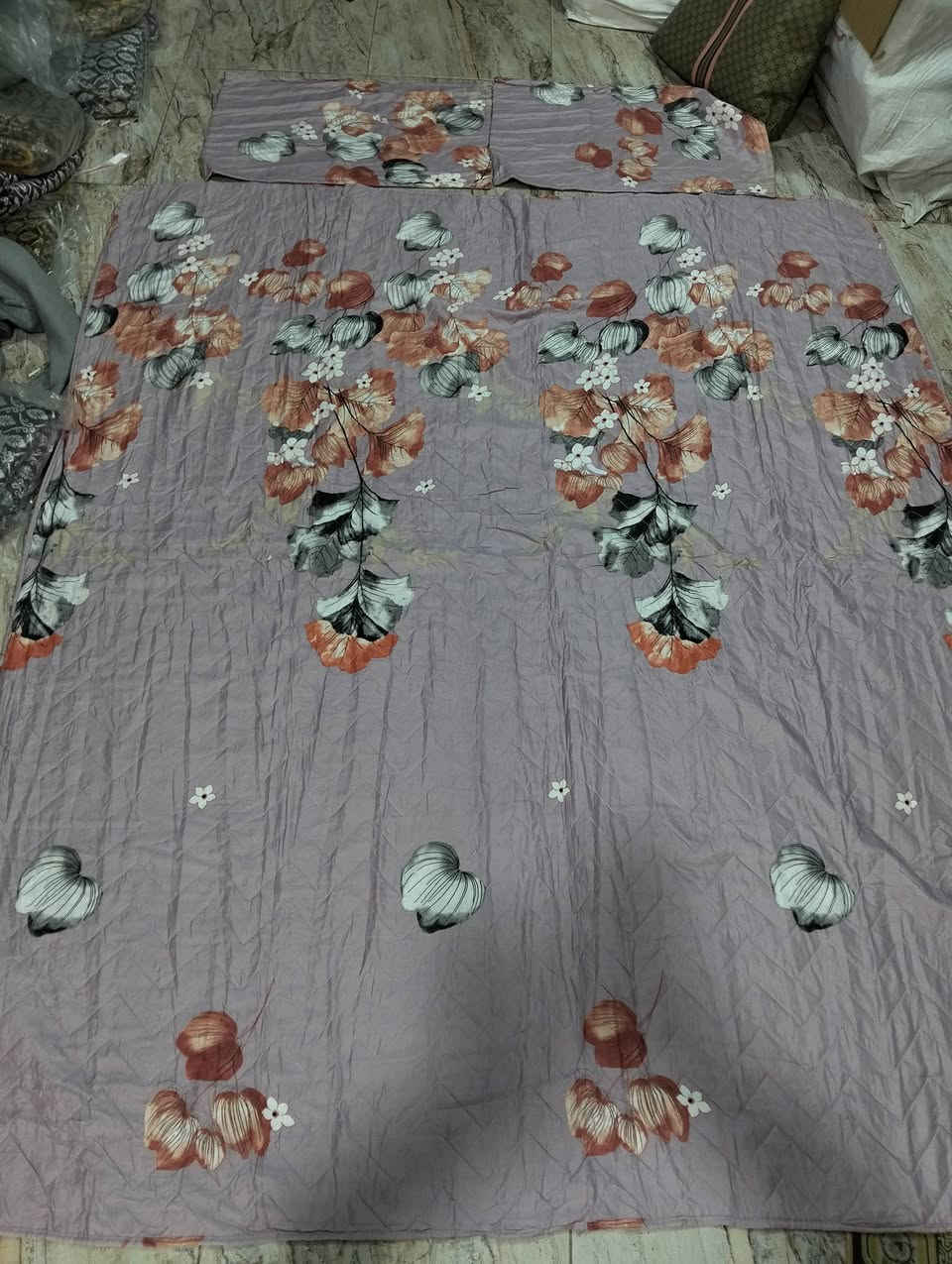 فرشة غطوة مقرنص نفرين ثقيل مع وجوه مخاد 2 وعلاگة 
السعر 9000 فقط 
العنوان التحرير دور الجاهزة مقابيل محل كرزات حمودي يوجد توصيل ***********
