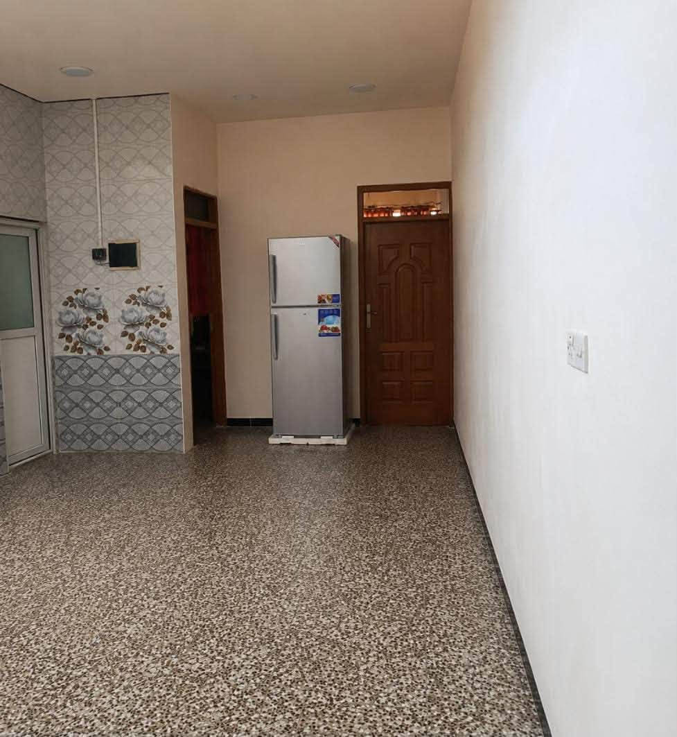 بيت مساحة 225 واجه 6 طابقين
4 غرف نوم 3 حمامات استقبال مطبخ حولي فوك حولي جوه 
السريدات ع الشارع مربع منصور  
واتساب. ***********
