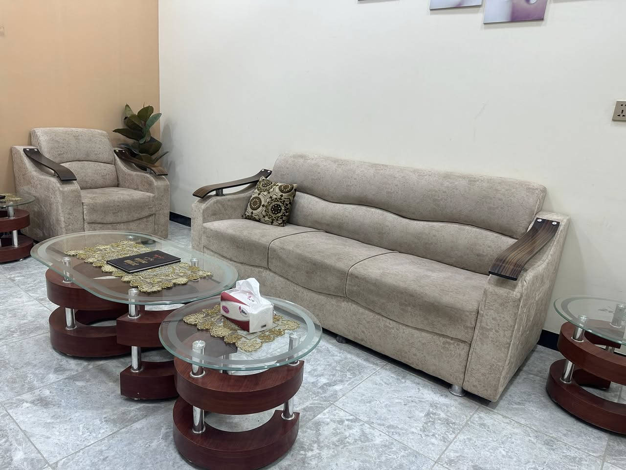 للبيع قنفة ثلاثية مع ثلاث كراسي + سيت طبلات طبلة كبيرة مع ثلاث طبلات صغيرة التخم كلش نظيف وما بي اي خلل 
السعر التخم مع الطبلات 300 
مكاني العروبة 
***********
