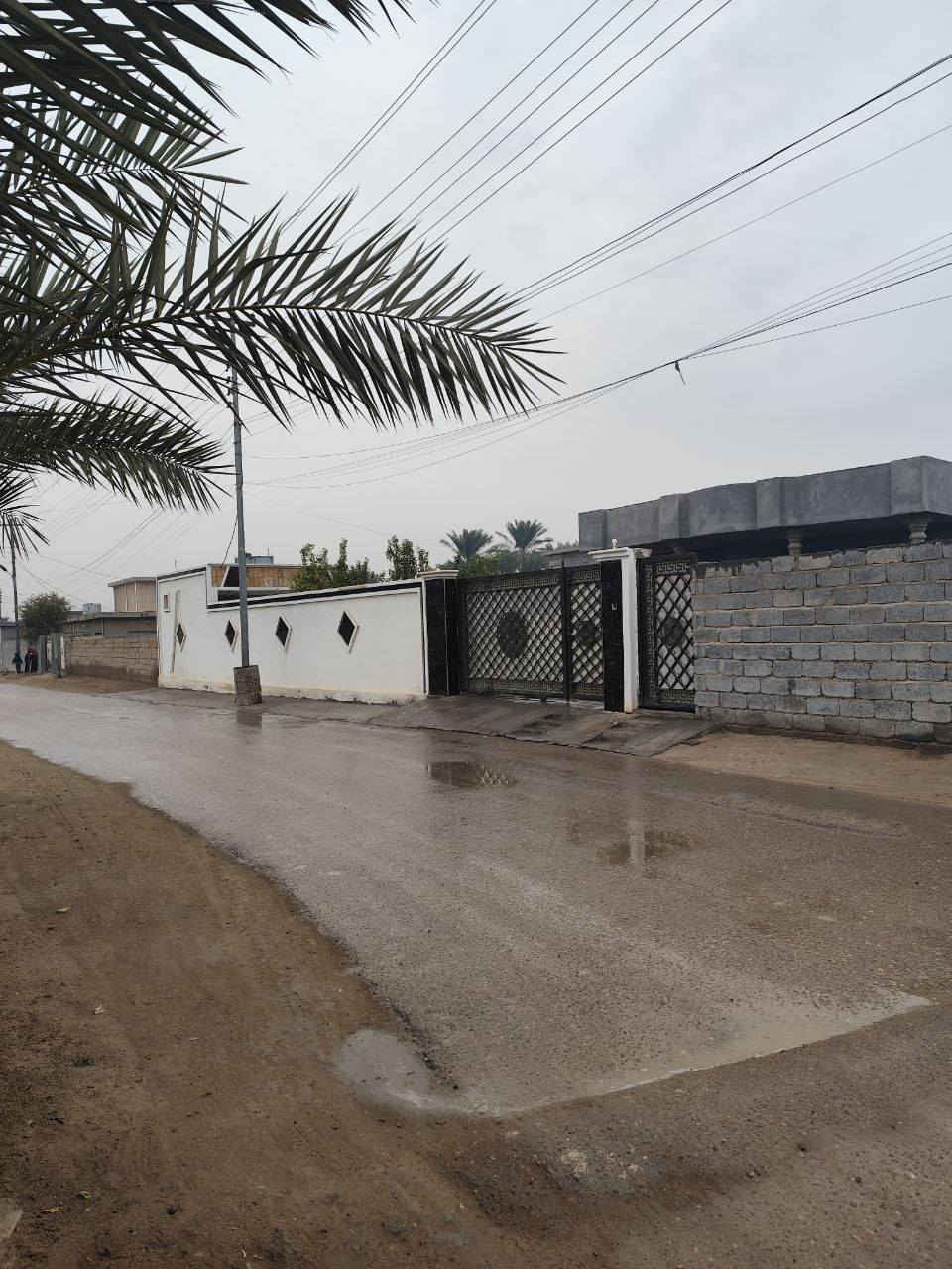 السلام عليكم بيت للبيع بناء حديث مساحه الكليه 1000 متر طابو زراعي 3غرف نوم استقبال مطبخ داخلي وخارجي حمام داخلي وخارجي حديقه اماميه وخلفيه العنون الشهابي اطرف الفلوجه قرب معمل سمنت ومجمع الماسه خدمات ماء كهرباء مولد مدرسه مركز صحي السعر وتفاصيل اكثر ***********
