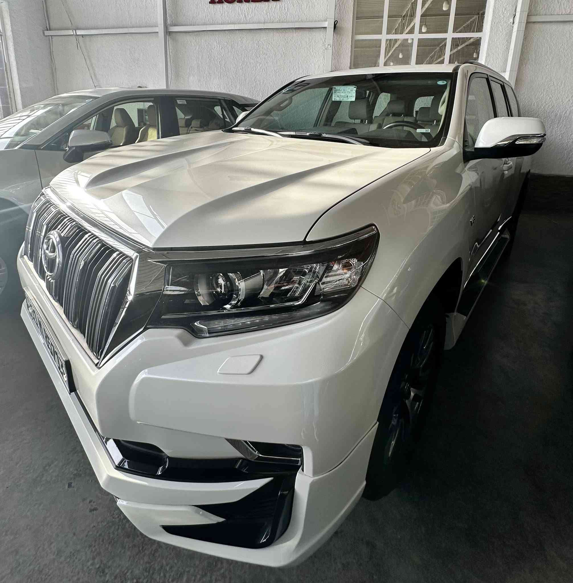 للبيع 

Toyota Prado VX 2023  [#SAS](https://www.facebook.com/hashtag/sas?__eep__=6&__cft__[0]=AZb6A-jQtF_iKRICkfcgBAYK3wrJatJ-ZbkelLUd_d8U1C1IlbIqQnRmYjiYG2Gqx3EwL-Z5yBhAyOy0SFr2DpmdNcEddVOCQxCOP4qwitjD9hIs532SsIJLaV6g_RjBTVsyI8ZqkBEraK53Lxzql4yhgbtQ5Ulc5wgrJ40-7njkLXpFmSKHRSXhOJR_b4ZTU1w&__tn__=*NK-R)

تويوتا برادو موديل مد نايت VX 2023 [#وكالة_ساز](https://www.facebook.com/hashtag/%D9%88%D9%83%D8%A7%D9%84%D8%A9_%D8%B3%D8%A7%D8%B2?__eep__=6&__cft__[0]=AZb6A-jQtF_iKRICkfcgBAYK3wrJatJ-ZbkelLUd_d8U1C1IlbIqQnRmYjiYG2Gqx3EwL-Z5yBhAyOy0SFr2DpmdNcEddVOCQxCOP4qwitjD9hIs532SsIJLaV6g_RjBTVsyI8ZqkBEraK53Lxzql4yhgbtQ5Ulc5wgrJ40-7njkLXpFmSKHRSXhOJR_b4ZTU1w&__tn__=*NK-R)

 المدينة - بغداد – البياع 

•     المسافة المقطوعة    -   34,000  الف كلم 

------------------------------------------------------------ 

 السعر:        لمعرفة السعر   اتصل على الارقام

***********

***********

وسوف يتم الرد على الخاص برسالة بالسعر ورقم البائع 

 المواصفات :

 الموديل: 2023

 الفئة: VX باب ثاني

 محرك 6 سلندر سعة 4000 – اقتصادي وعزم ممتاز

 ناقل حركة أوتوماتيكي

 نظام دفع رباعي (4x4)

 ماشية فقط 34,000 كم

 جنوط قياس 18 إنج

 الحالة: السيارة بيها بارد بسيط جوة قبغ البانزين

وصبغ قليل بالدعامية الامامية جهة اليمين

 الشاصي والإيرباغات سليمة 100%

 استخدام ناعم

 داخلية السيارة نظيفة جداً

 السيارة خالية من أي مشاكل ميكانيكية أو كهربائية

 المواصفات الإضافية:

 فتحة سقف

مقاعد تبريد 

مانع انزلاق 

ABS

 مقاعد جلد كهربائية لون بيجي

 ثلاث قطع تبريد 

 شاشة لمس وسطية

تحكم ستيرن

 نظام ملاحة

 كاميرا خلفية

 بصمة ودخول ذكي

 بلوتوث / USB / AUX تحكم صوتي

 نظام قيادة متعدد الوضعيات

حساس خلفي 

 إنارة LED – داخلية وخارجية
