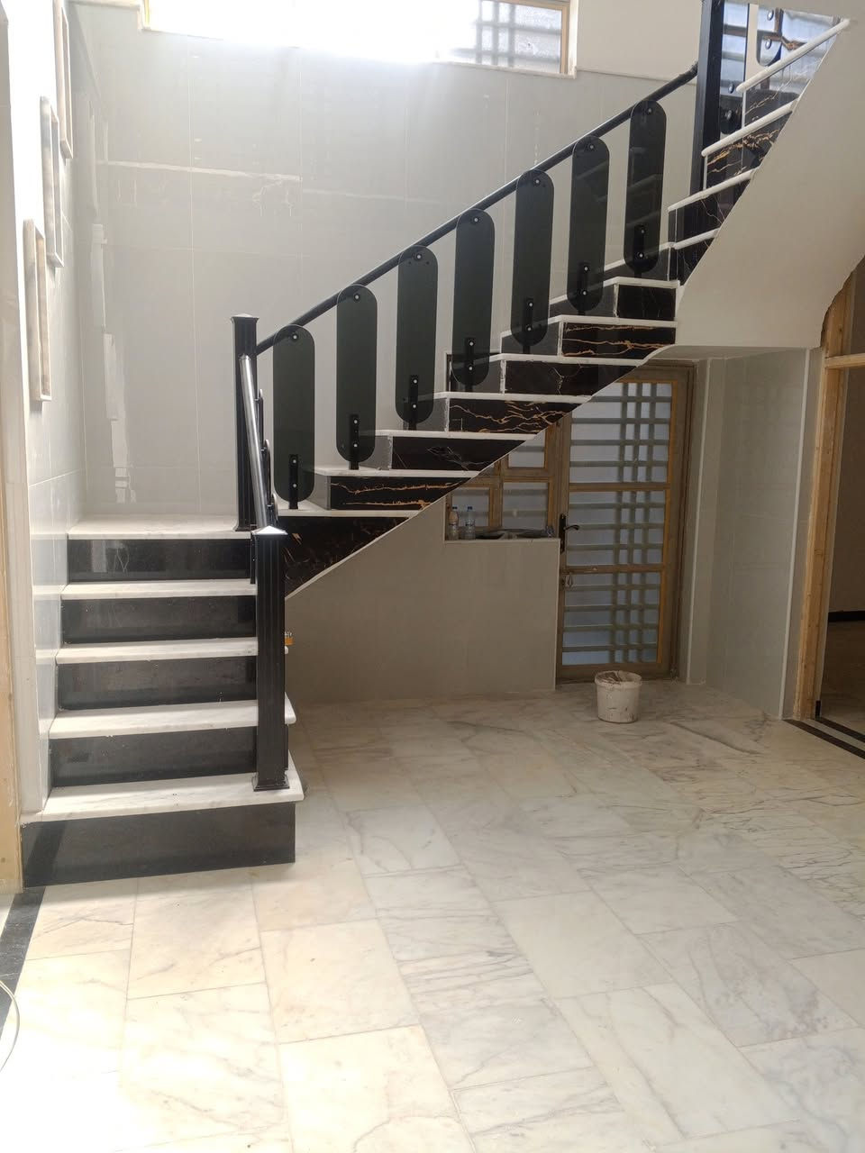 اللهم صل على محمد وال
دار للبيع مساحه ٢٠٠متر الموقع مسيب حي الأطباء 

بناء حديث درجه أولى جدران ألواح بورسيلين هندي ارضيه مرمر تركي البيت كامل من كل الناوحي مثل ما موظح بالصور علما البيت غير مستخدم 

البيت مطلوب لصندوق الاسكان ٢٨مليون فقط وذالك حسب الاتفاق البيع

الطابق الثاني يحتوي على غرفتين نوم ومطبخ ومجمع 

صحيات السعر ٢١٠وبي مجال شي بسيط 

للاستفسار ‏‪***********‬‏ اتطال أو واتس غير متواجد عالفيس
