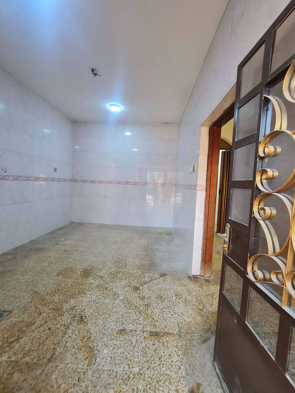 للأيجار الدار طابقين (المساحة150م)

حي الصديق الاولى قرب جامع صلة ارحام

الطابق الأرضي غرفة نوم وهول واستقبال واسعة ومطبخ  وصحيات وكراج 

الطابق الثاني 3غرف نوم وهول وصحيات وبيتونة وسطح 

للأستفسار مراجعة مكتب الوطن للتجارة العقارات 
الموصل حي البلديات من جهة السكر قرب مول سانكو 

او اتصال بالأرقام التالية 
كورك ***********
آسيا ***********
