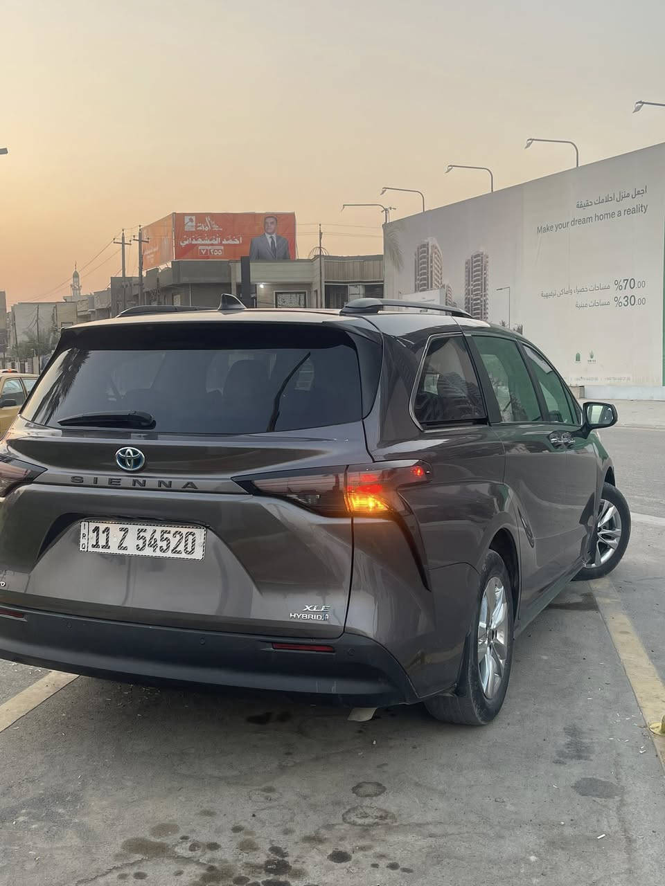 السلام عليكم ورحمة الله 
تويوتا سيينا 2023 هايبرد 
ماشية 55،000 كيلو متر
مواصفات XLE
محرك 4 سلندر 2500
حساسات امامي و خلفي و بريك طوارئ 
رادار متفاعل محافظة على المسار و تحديد المسافة 
النقطة العمياء
كامرة خلفية 
شاشة كبيرة Apple car play و android auto 
هاندبريك كهربائي و اوتوهولد و وضعيات قيادة 
نظام صوتي JBL 
فتحة سقف 
ابواب سلايد كهربائية و الباب الخلفي كهربائي و ايضاً فتح بحركة القدم 
مقاعد جلد 
سبير موجود 
لايتات و كشافات LED
تبريد قطعة امامية مناخين و قطعة خلفية مناخين 
شواحن USB و Type-C 
كرسي السائق و المرافق حركة كهربائية 
ويل كب كروم قياس 18
بردات خلفية 
حادثها  بنيد و جاملغ و دعامية مبدلات جدد و مصبوغات و الجاملغ الخلفي مصلح و مصبوغ صور الحادث بالمنشور 
فقط ايرباك سيترن و ركبة طاگات 
بيها ملاحظات بالتطبيگ لكن ماعندي وقت أكملها و محتاج فلوس 
السعر 275 ورقة و بيها مجال بسيط 
مكاني بغداد / العامرية 
للاستفسار اتصال أو واتساب / ***********
