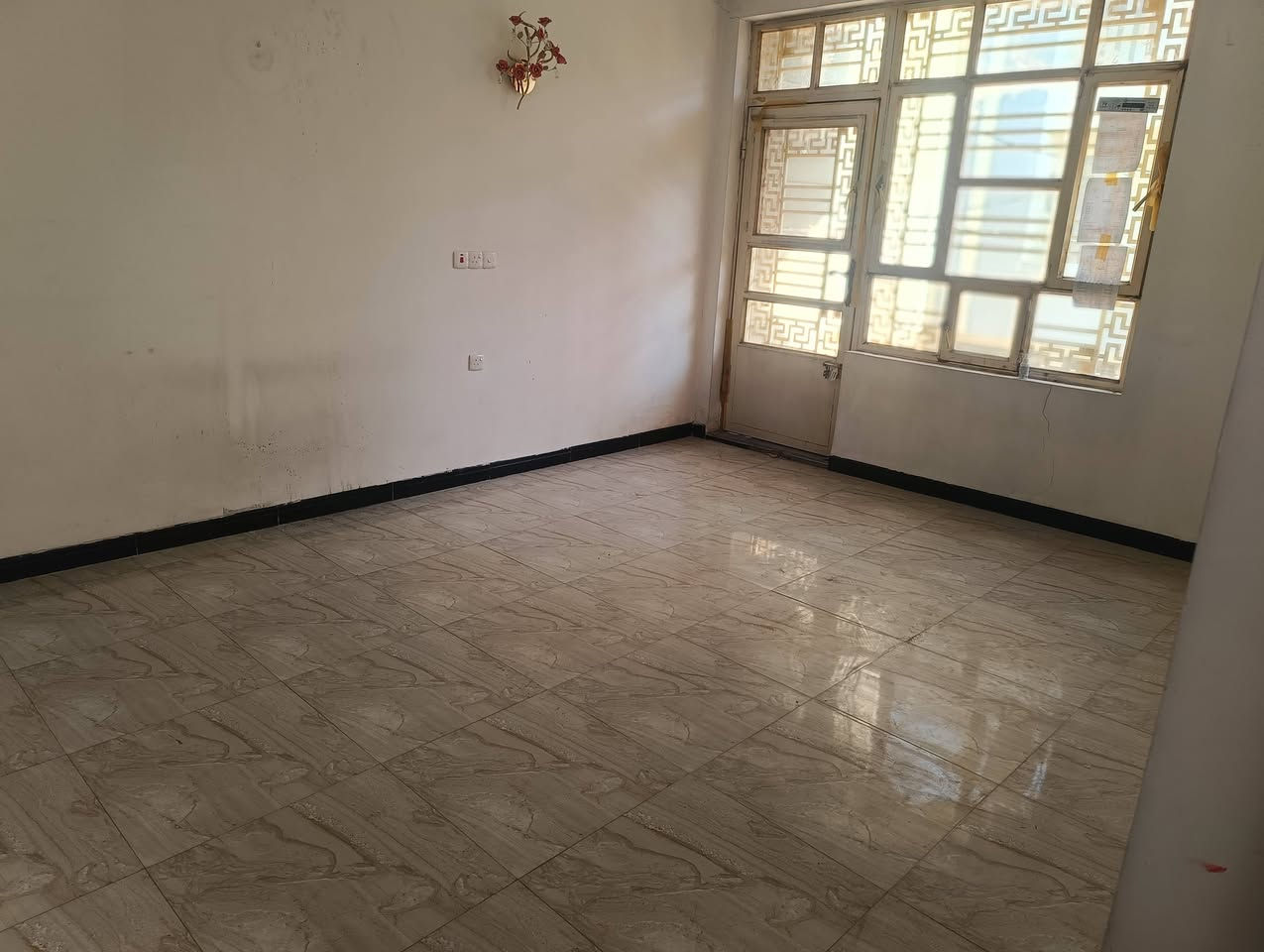 السلام عليكم
دار للبيع في البكرية محلة 679 شارع بيت الكويتي للبيع 
مساحة 110 متر واجهة 14 متر البيت بناء 2020 جاهز للسكن غرفتين نوم حمامات 2 صالة ومطبخ وهول حولي وبيتونة چبيرة مع كراج سيارة كبير البيت زنجيل على شارعين 
للتواصل ***********
