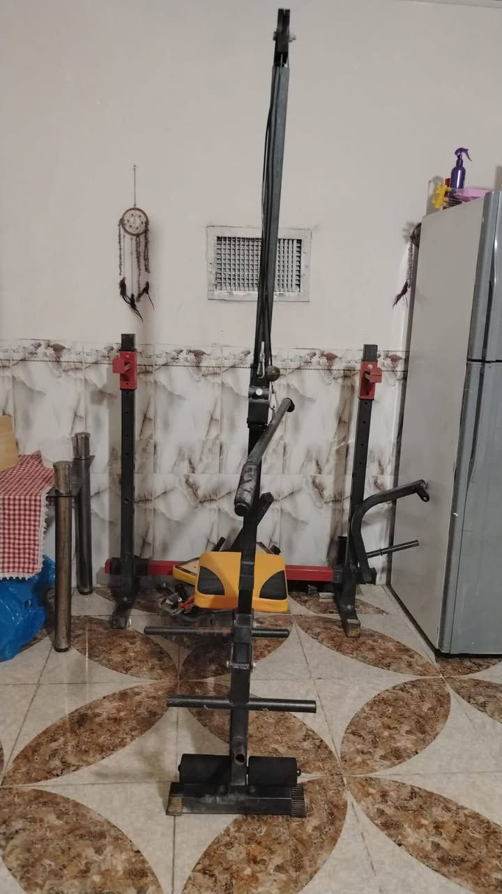 السلام عليكم، للبيع جهاز جيم منزلي متكامل ومتعدد الاستخدامات، ممتاز جداً للتمرين في البيت وموفر للمساحة.
​المواصفات والميزات:
​حامل بار (Rack): قابل للتعديل لتمرين البنش برس (مستوي/عالي) أو السكوات.
​سحب علوي وسفلي (Lat Pulldown): متصل بالجهاز لتمارين الظهر والأكتاف والترايسبس.
​كرسي بنش: مبطن ومريح باللونين الأصفر والأسود.
​إضافات: يحتوي على مساند لتمارين الأرجل وبايسبس في الأمام.
​حالة الجهاز: مستعمل  وشغال فقط ناقص مسند كرسي ظهر
الملحقات: البيع يشمل جهاز فقط بدون أوزان
​💰 السعر والموقع:
​السعر المطلوب: [ 80000دينار عراقي] (قابل للتفاوض البسيط).
​الموقع: [أربيل 94 باداواه ]
​التواصل: عبر الرسائل الخاصة أو على الرقم: [*********** ]
ملاحظة لايوجد توصيل
