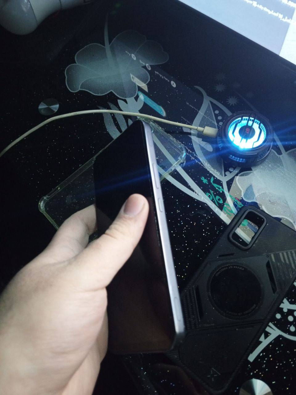 السلام عليكم
‏وحش الاداء القوي والالعاب 
‏انفنكس جيتي ٣٠ برو 
‏جهاز خاص مال العاب وبي شفتات لمس نن فوك تكدر تحددهن يفتحن تطبيقات او يشغلن فلاش او ايشي انته تريده وتكدر تحددهن بل العاب يساعدنك وانته تخلي مكانهم بل شاشه وين متريد وتكدر تشغل وتطفي ب اي وقت يعجبك 
‏
‏طبعا مواصفاته كلش عاليه 
‏معالج دايمنستي 8350 التميت ١٢٠ فريم ببجي 
‏ذاكره ٢٥٦ رام ١٢+ ١٢ من الجهاز 
‏شاشه اموليد الوان ودقه تخبل وتدعم ١٤٤ هيرتز وسطوع جدا عالي ٤٥٠٠ شمعه 
‏يطاريه ٥٥٠٠ مع شحن سريع ٤٥ واط مع شحن لاسلكي ٣٠ واط وموجود وياها الاصلي مالته هوه شاحن وهوه مبرد علمود الالعاب 
‏كاميرات ١٠٨ ميكا بيكسل وبيها اللترا وايد الواسعه وبيها مايكرو مال شغلات صغيره وتقريب وتصوير الفديو يدعم 60 فريم 4k 
‏بصمه اصبع بل شاشه وبصمه وجه 
‏مقاومه ماء وغبار IP64
‏اندرويد ١٥ وتجي تحديثات لان بعده جديد مانازل شي وراه من فئته 
‏ويدعم الذكاء الاصطناعي سواء بل تصوير او بل تعديل من داخل الاستوديو او بغير مهام 
‏
‏الجهاز وياه شاحن اصلي من انفنكس ٣٣ واط بس يشحنه سريع وحته يكتبلك بل شاشه ووياه المبرد ماله الاصلي والكيبل ماله ووياه سماعه اصليه انفنكس فقط بدون كارتون 
‏
‏السعر  260  وبي مجال بغداد الدوره 
‏*********** اتصال او واتساب
اذا دكيت عليه والتلفون مغلق يعني نايم بس اكعد اتصل عليك وتشلع عيوني
