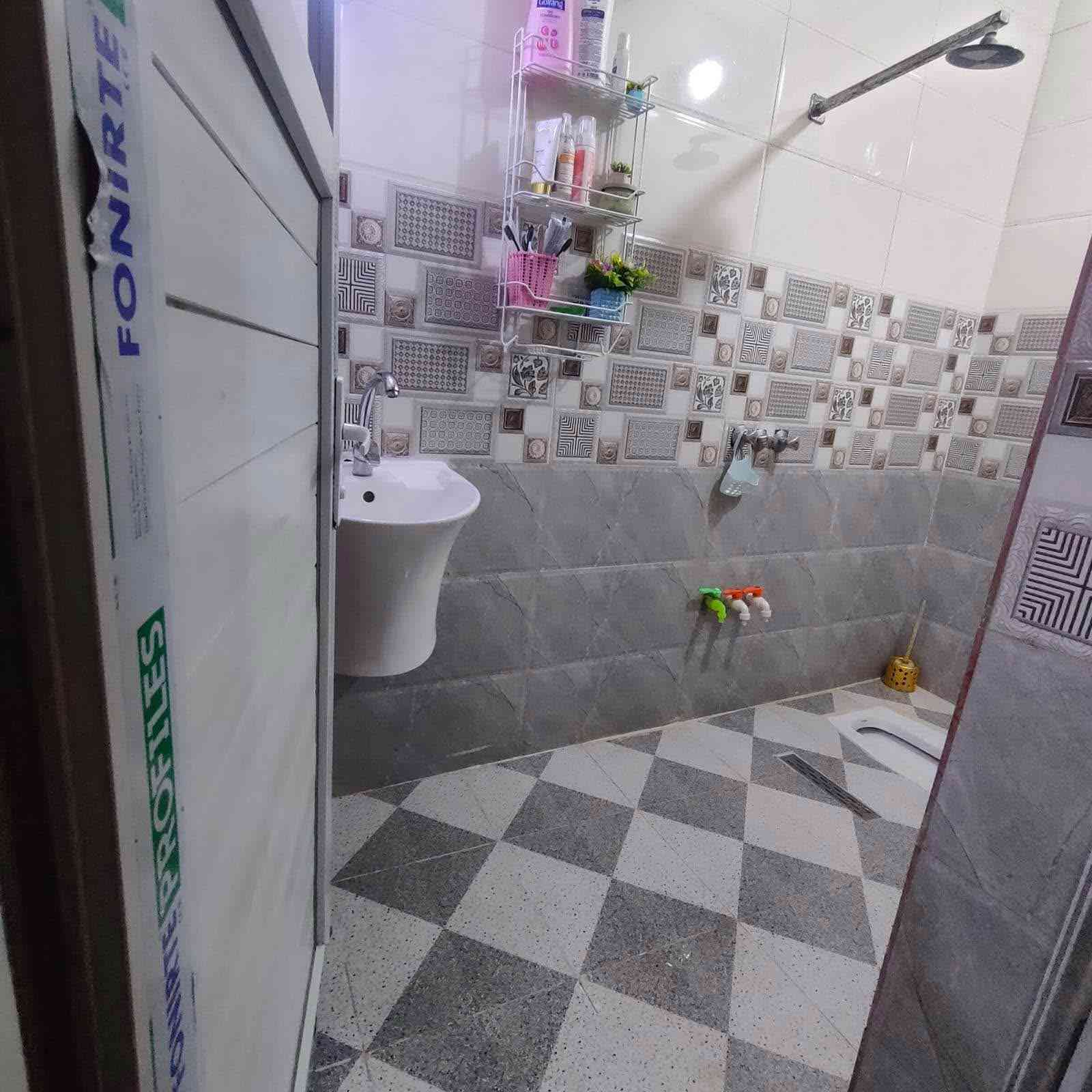 سلام عليكم 
بيت للبيع / زراعي
في منطقة جسر ديالى نهاية شارع المصرف قرب شبكة ابو اسماعيل 
المساحة 100 نزال 17 الواجهة 6 ونص 
البيت نظيف تجي وتشوف بعينك هسة بالجديد مرتبة كلة 
طابقين مثل ما موضح بالصور
3 غرف نوم صالة حمام مطبخ 
مطبگ بورسلين 
سقف ساندويتش بنل 
للاستفسار 
*********** 
متوفر واتساب بغداد, العراق
