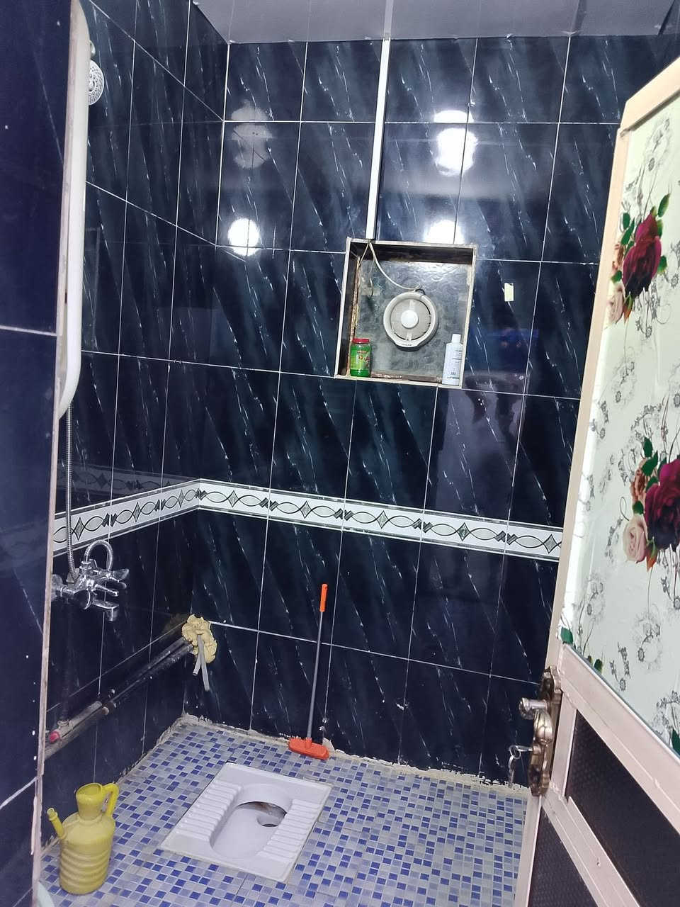 السعر مناسب جدن
بسم صاحبة الشرعي 

مشتمل للبيع مساحة 50 م واجهة 5 في 10 
يحتوي على غرف نوم عدد 2 + صالة ومطبخ وخدمات 
📍حي الجهاد خلف مدرسة البيداء الافين 
***********
