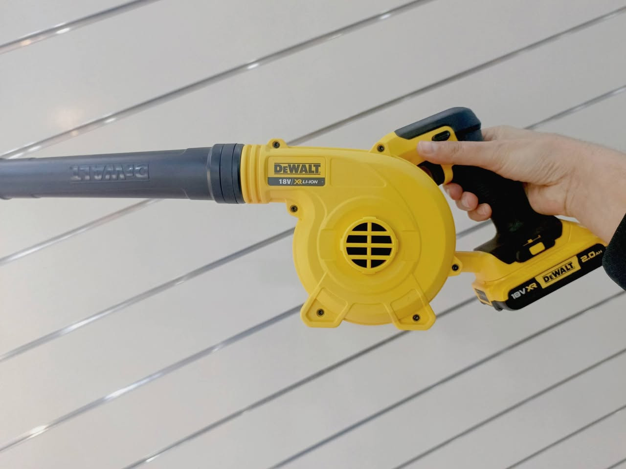 منفاخ ديولت شحن.. 
متوفر  فارغ 
متوفر مع بطارية 2 امبير و شاحنة 

واتساب + اتصال 
***********
