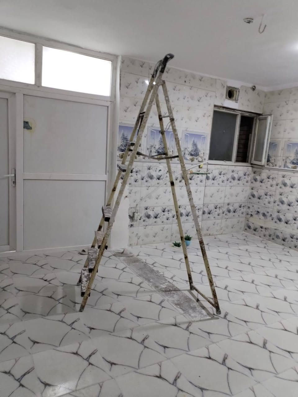 مشتمل الطابق ثاني للايجار معمر جديد يعني العمال هسه طالعين منه في منطقه حي النصر الاطباء قرب مركز منظمه الهلال الاحمر  السعر ٣٥٠  لتواصل والاستفسار  على هذا الرقم ***********
