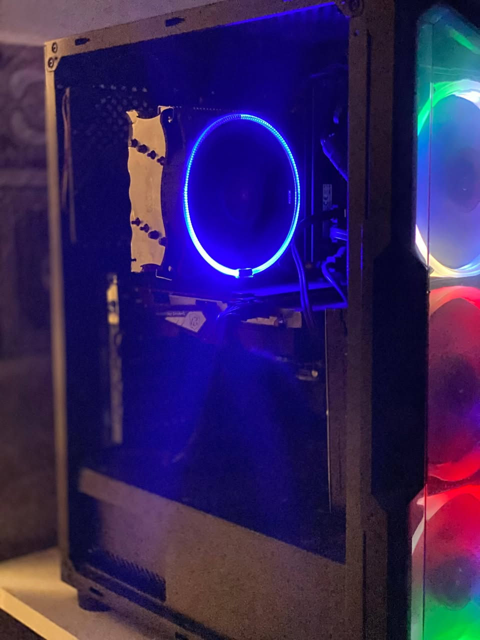السلام عليكم 
معالج i3 جيل 10 
كرت  Rx 590 gme
رامات ddr 4 .16 gb 
 بور سبلايPsu 650 
Ssd 500gb 
HDD 80gb 
مكاني الفلوجة السعر475 
رقمي ***********
