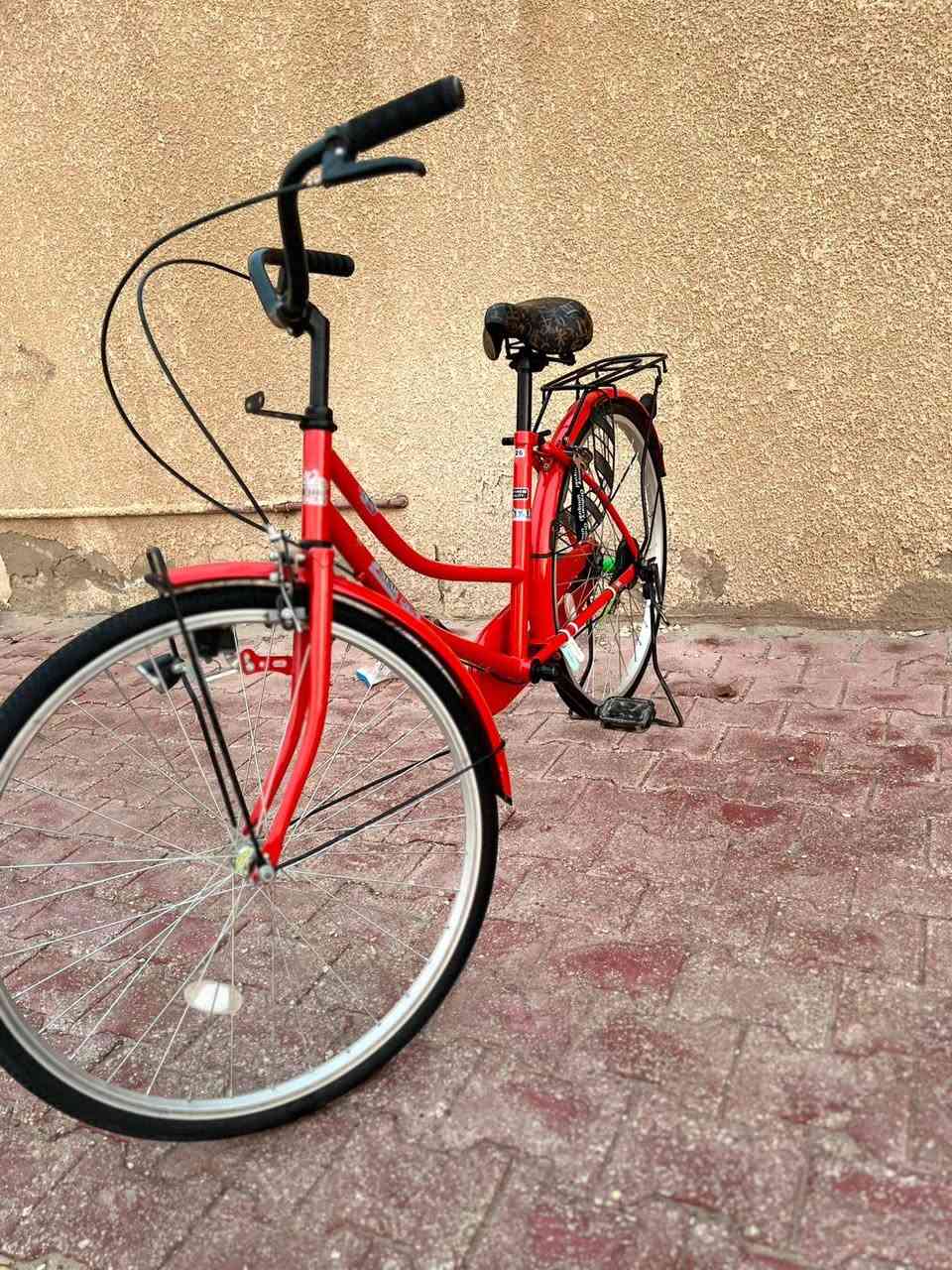 بسمـ الله الرحمٰن الرحيم 
السلام عليكم 
بايسكل برتقالي على احمر لون مميز موديل (24) بيه خدوش بسيطه (من الحاويه) استعمال اربعه اشهر نظافه (٩٥٪؜) شركته (JP STAR) سعر 125وبيه مجال 
المكان (واسط_كوت_حي الخليج)
للاستفسار <***********> فقط واتساب هذا الرقم
