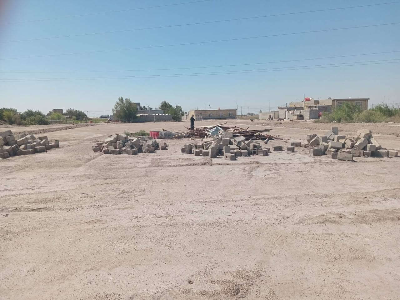 السلام عليكم .. ارض زراعيه ٢ دونم عقد ٣٥ مدفوع لمده ١٠ سنوات ماء وكهرباء بالباب نهر سقي ينتهي بيها خلف الميزان مقابيل المطور العقاري...تبعد ١٠٠ متر عن الشارع العام
 سعرها ٢٥ وبيها مجال للاستفسار ***********
