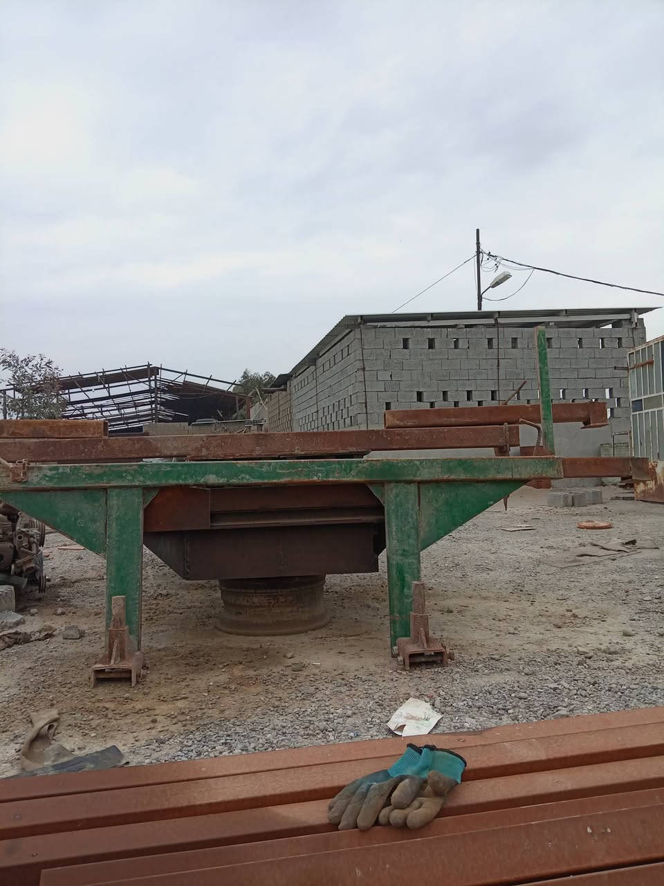 للبيع قاعده حمل حديد كامل سعر300 دولار ***********
