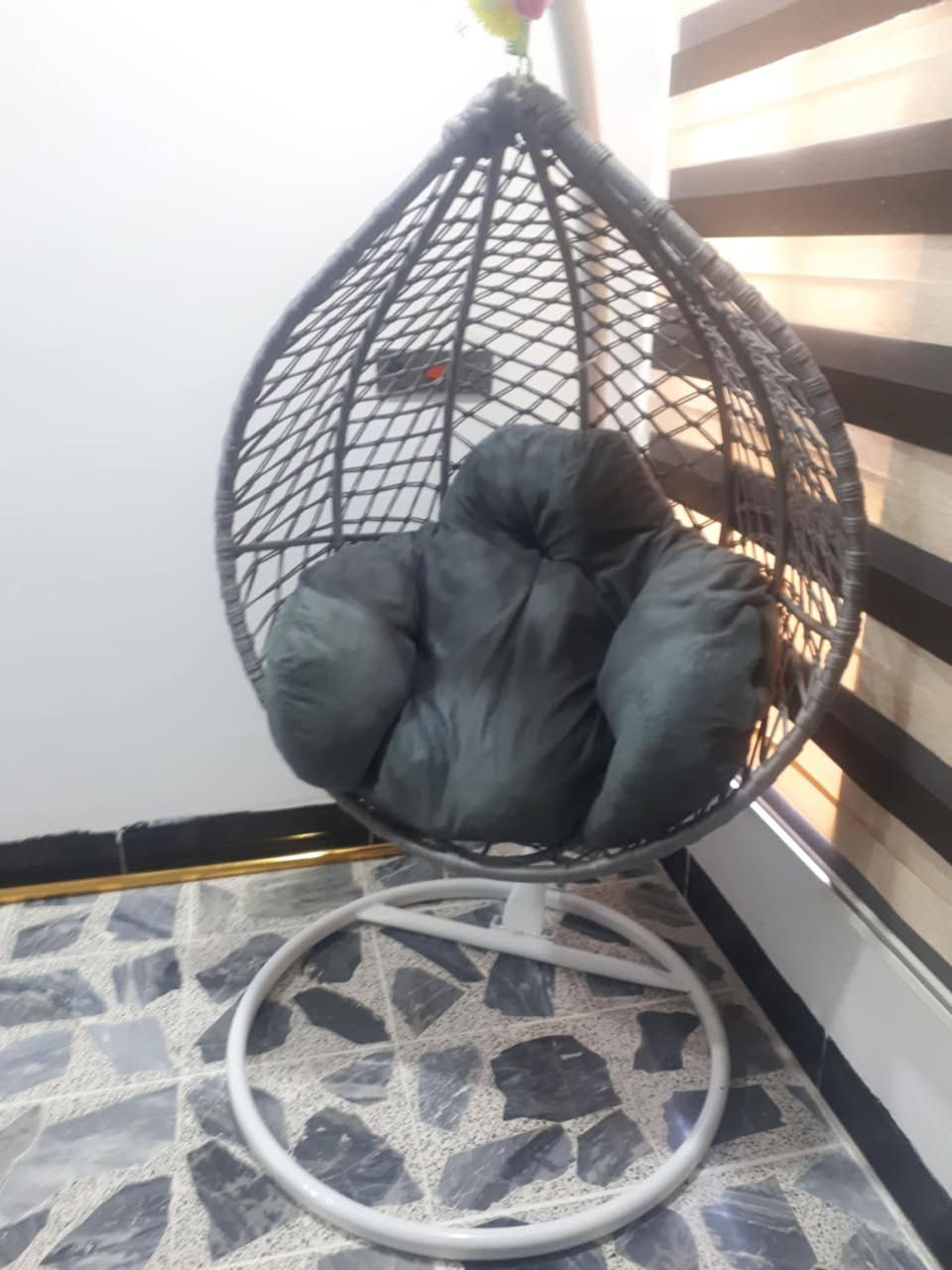 السلام عليكم كرسي استرخاء معلق اخو جديد نضيف حيييل للبيع سعر 80 تفاصيل مع صاحب الرقم *********** مكان الموصل
