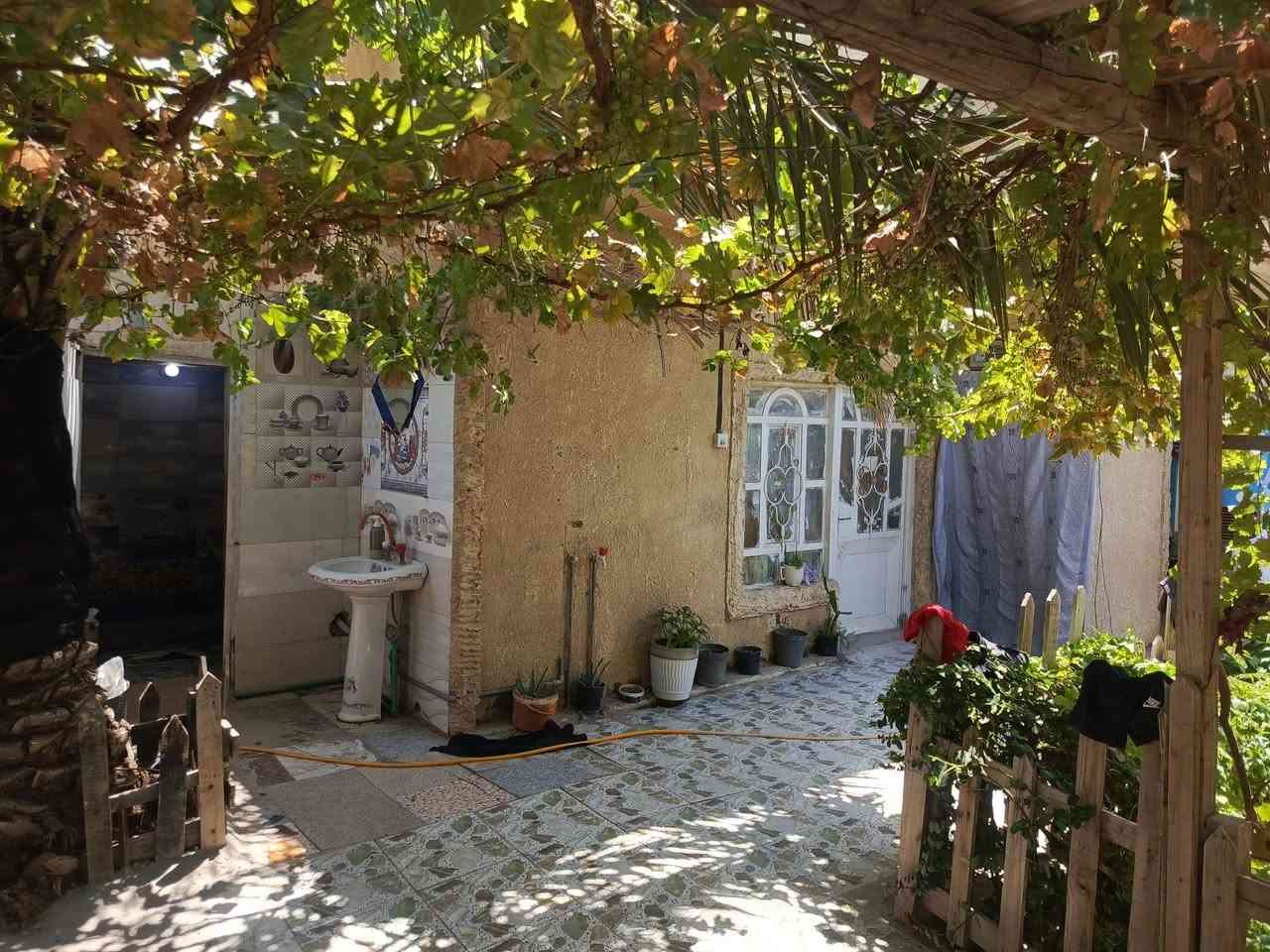 يتوفر بيت للبيع المساحه 220متر اصلاح زراعي صاله +مطبخ+غرفتين نوم+كليدور وحمام وصحيات خارجية العنوان المهندسين الرابعه شارع 80مقابل مخبز مهند يبعد عن الشارع الرئيسي 500متر وسعر مناسب جدا جدا جدا 
للاتصال ***********
