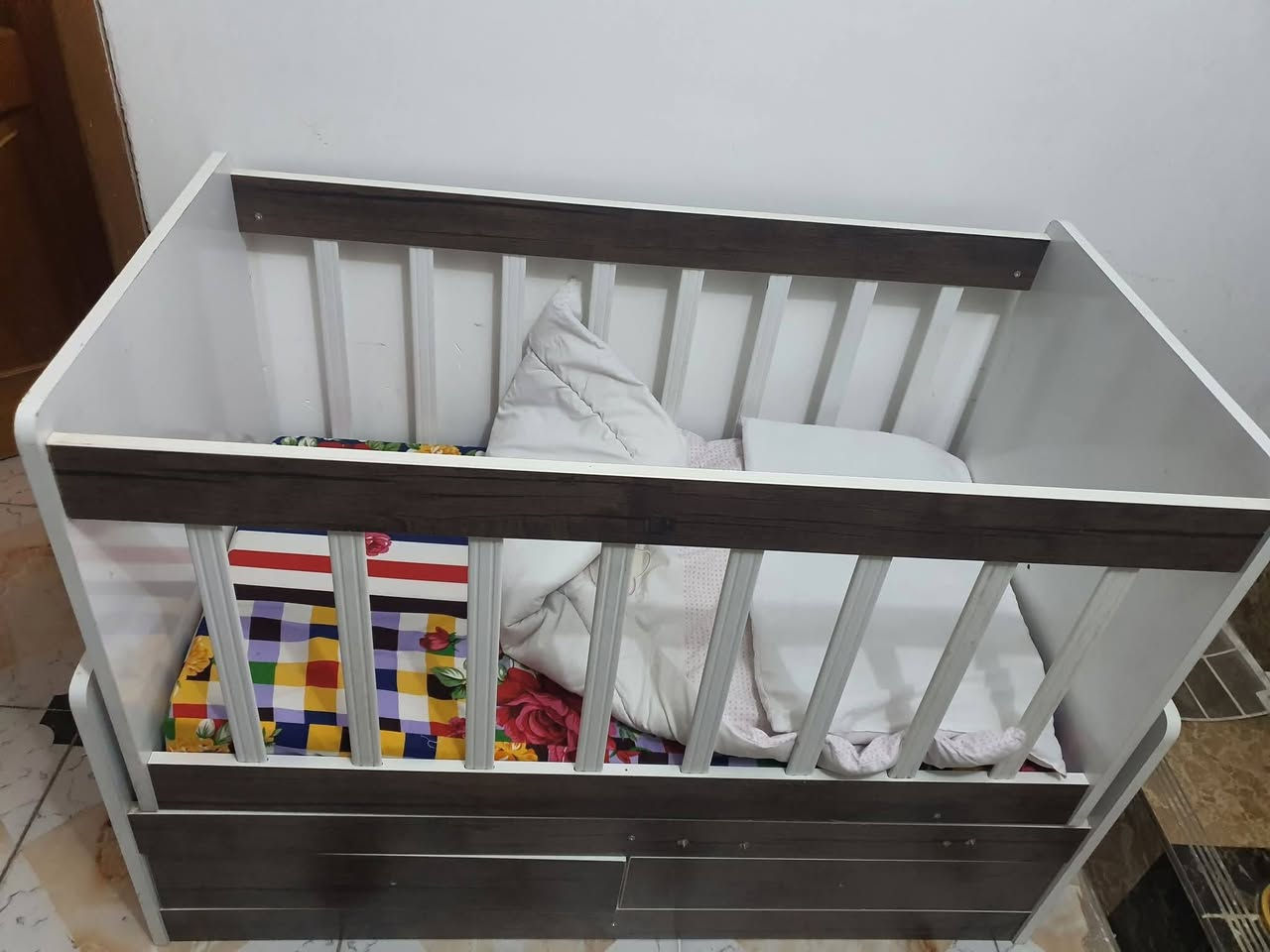 جرباية اطفال ٥٠ وبيه مجال مع المندر مالته كراسي اثنينهن ٤٠ تيبلام ٣٠ مكسوره ورده منهن حي العامل ***********
