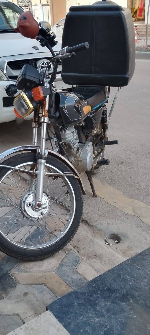 سلام عليكم دراجه حلوه ونضيفه بدون اللبيع سعر 600 الف مو شراي لا يتعبني هاذا رقم صاحب دراجه ***********بدون صندوك مال بس دراجه
