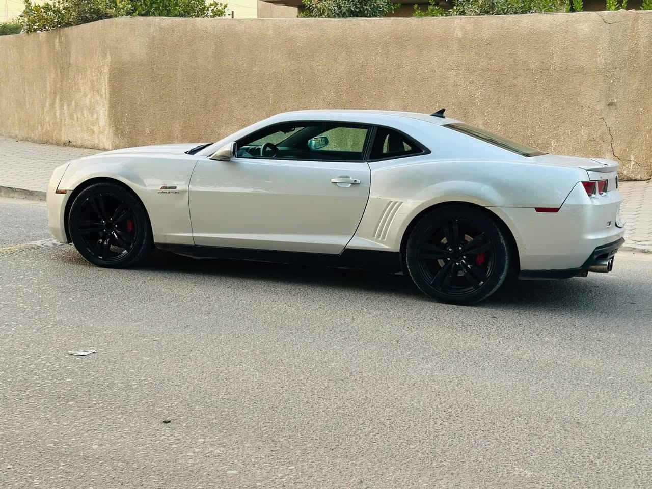 السلام عليكم ‏.       ***********‏
للبيع   ✅

شوفر كمارو   ✅
الموديل, 2012
اللون رصاصي غير محدد 🖤
كير اوتو  ممتاز ✅
مكينة ٦ سلندر حجم ٣٦٠٠ ممتازه جديده  ✅
صدر امامي خلفي جيد ✅
شاشه كبيره    ✅
جام كهرباء ✅
سياره مبرمجه طلقات و فصلات يم شيخ اكيد ✅
لايتات ليد ✅
كشنات جلد  ✅
كشنات كهرباء ✅
كشنات تدفئه ✅
داخل نضيف بس مو 100 ‎%‎ ✅
تحكمات ستيرن   ✅
شفتات ستيرن ✅
كاميرا خلفيه ✅
شفتات ستيرن  ✅
سستم صوت سماعات من Boston ✅
لدات داخليه  ✅
وبعد مواصفات هواي .

السياره نصبه فول حلوه احلى من الصور بالعافيه ع الي تصير من نصيبه.

أدامه كامله لمنظومه الماء شرط الحماوه ماكو نهائيا .
ادامه كامله للمنظومه الاحتراق 

حادث بسيط جدا قطعتين صبغ  ابيع احزام 

السياره رقم سليمانيه رقم جديد هزه جديده  شرط التحويل

السعر  مناسب بالنسبه للفئه ومواصفاتها  الفول (85ورقه )) 

المكان بغداد الدوره 

رقم الشاصي2G1FA1E32C9138626

 إذا متعجبك السياره اترك كلمه حلوه و صلى ع افضل الخلق سيدنا محمد 🩷 وأسف ع أطاله والسعر نهائىي
