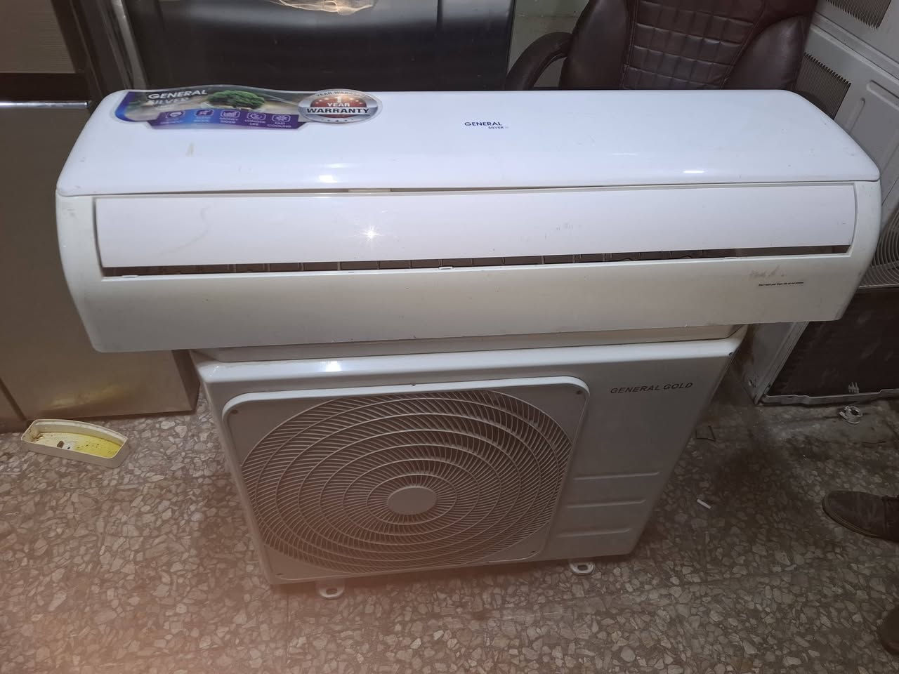 السلام عليكم
سبلت نوع جنرال 2طن مستعمل نظيف وكامل الاغراض 

السعر 300للاستفسار الاتصال على الرقم التالي ***********العنوان حي اور
