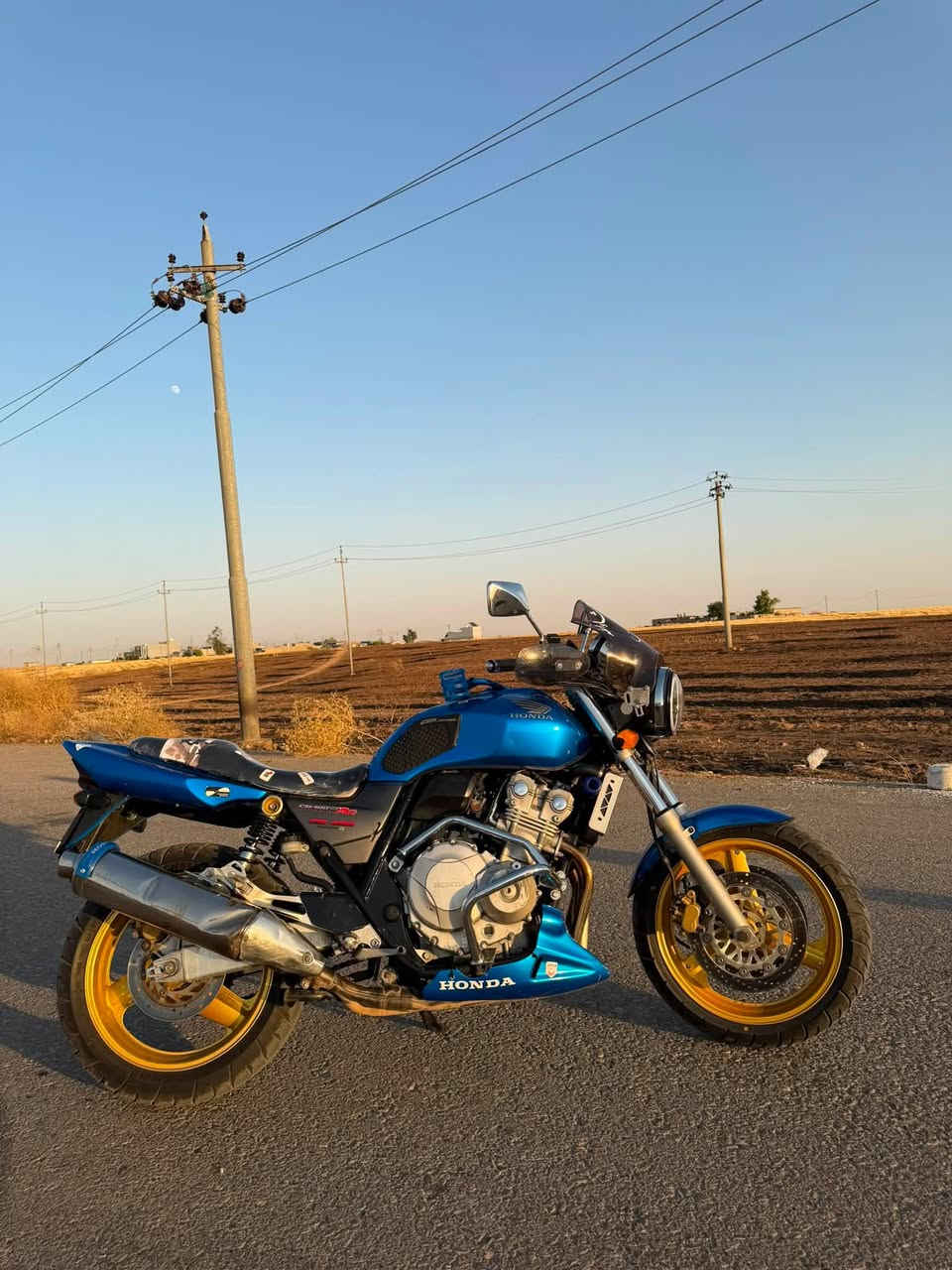 بۆ فرۆشتن 
Cb400 super model 2007
سیبی فۆڕ سوپەر مۆدیل ٢٠٠٧ بۆ فرۆشتن کارەبایات گێڕ بە شەرت مەکینەی  کەوەری کراوەتەوە بەس بێ کێشەیە و بە شەرتی فەصلە ئەیفرۆشم شوێن هەولێر 
بۆ سعر چات بکە بەس تکایە ئەگەر موشتەری نی نە سەری خۆت نە هی منیش مەێشێنە
ژ.م***********
ئەدمین❤️

