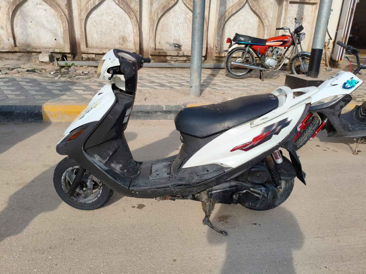 سلام عليكم دراجه ماكس ثعلب بلادي من طول لطول صارله اقل شهر ما مفتوح برقي بيهه سعر 775للفتفسار ***********
