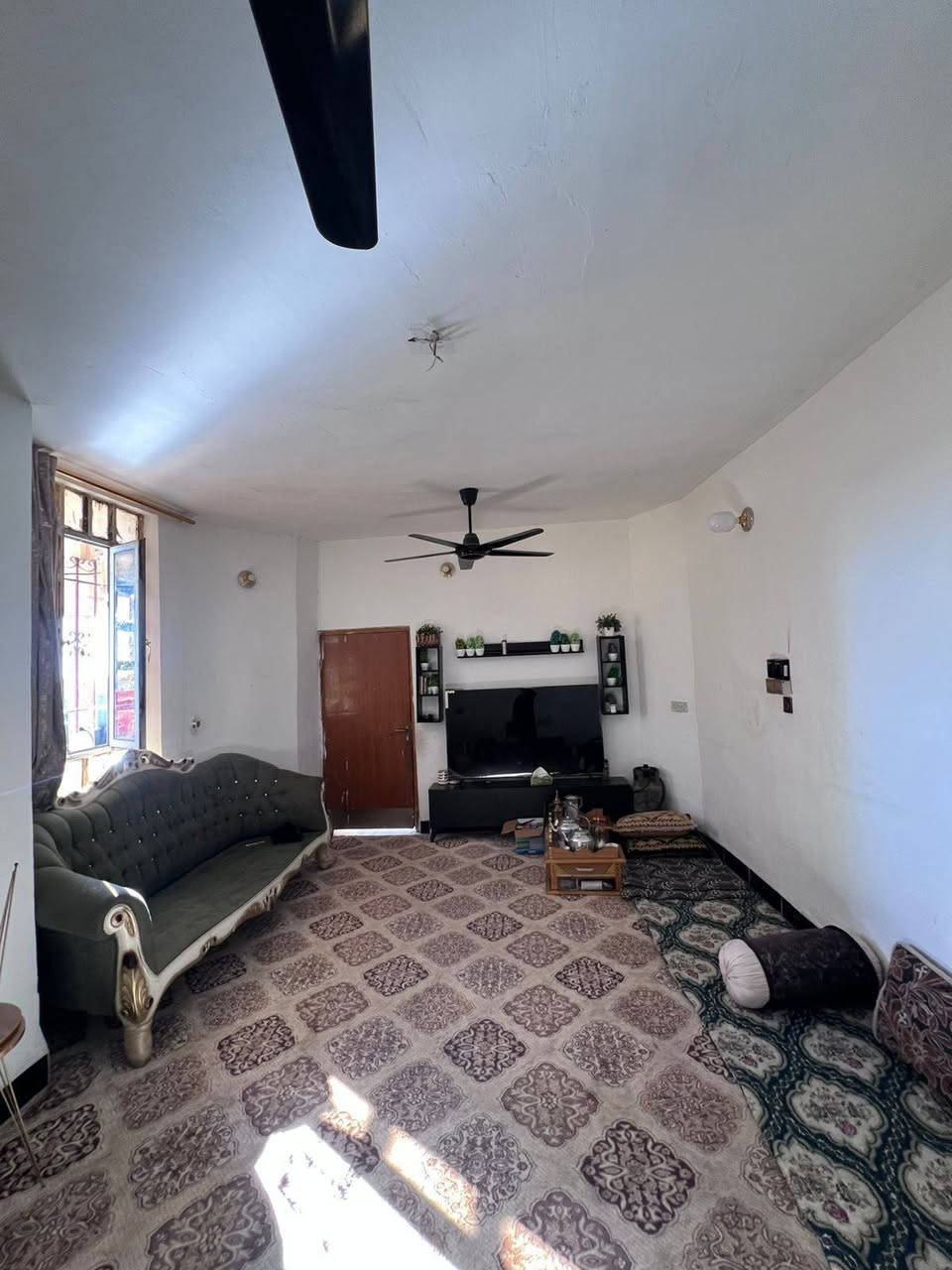 السلام عليكم ورحمة الله وبركاته
بيت للبيع
المساحه ٦٠٠
متكون البيت :
ثلاث غرف
صاله +استقبال
مطبخ حار وبارد
صحيات مداخل و كراجات عدد ٢
مع سقيفه
للإستفسار الاتصال على الأرقام التالية :
او زياره مكتب الصالح للعقار 
*********** زين
*********** اسيا
