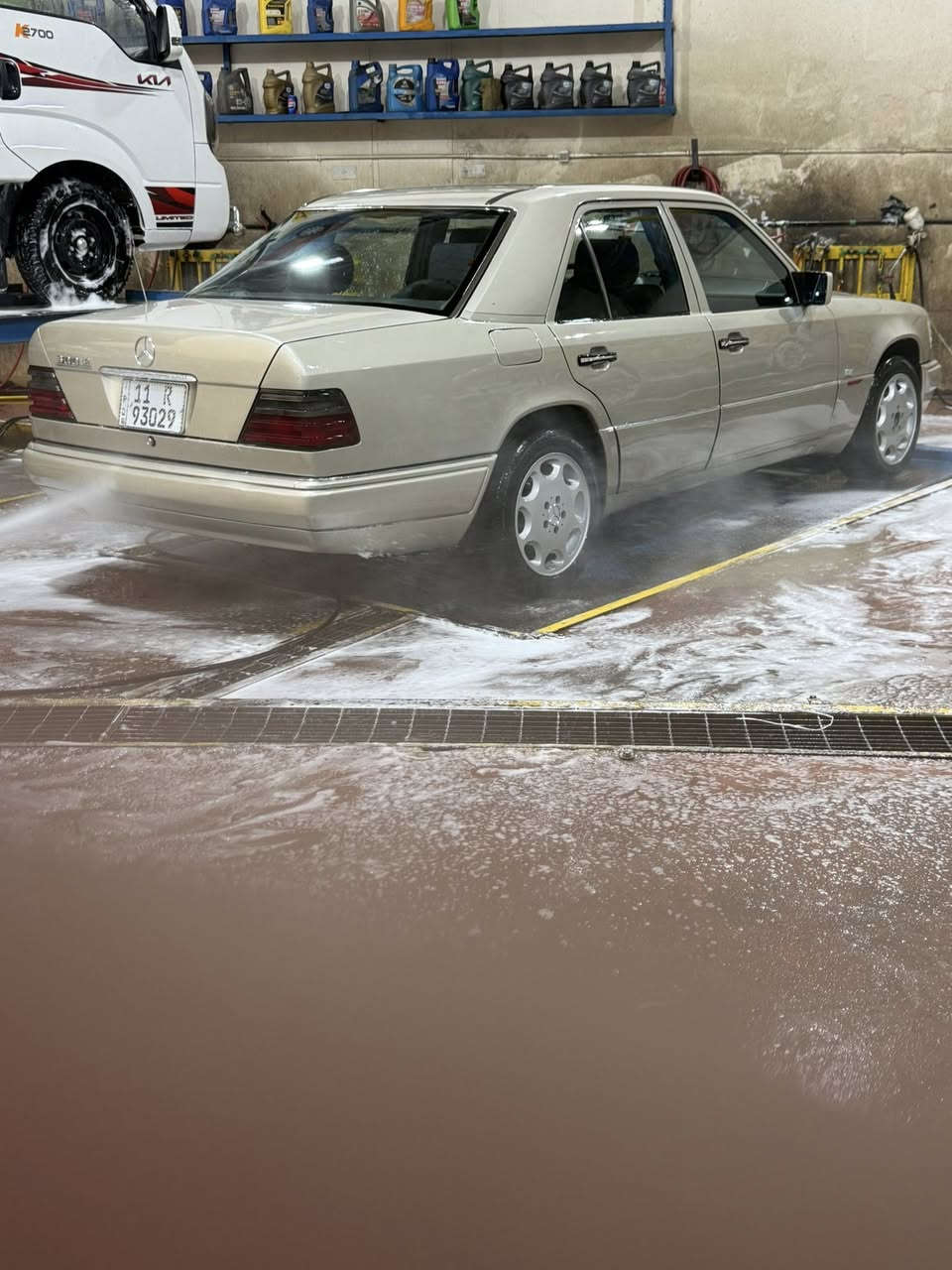 اللهم صل على محمد وال محمد    السلام عليكم مارسيدس دب 1989 لون شمباني ذهبي اعلى فئه سياره محرك بلاد 6سلندر عنكبوت كير بلاد فتحه سقف تدفئه تبريد ويل كب تفاحه قواعد دبل بلاد بدون ضرر غرفه نظيفه كهرباء السياره كله شغاله السياره صبغ للجماليه بدون دكه جاكوج من الدعاميه إلى الدعاميه بودن حادث السياره خير من الله السعر     70
السياره بأسمي شرط التحويل 
مكاني بغداد الكماليه 
رقم الهاتف.   ***********
اتصل وشلع عيوني
