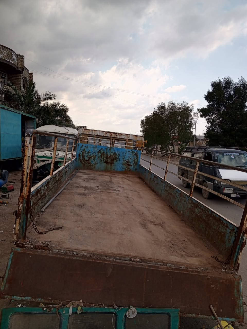 سلام عليكم بدي مارسدس بزون الطول سته وربع عرض مترتين ونص للبيع السعر عشر ورقات وبي مجال للطيبين للاتصال ***********
