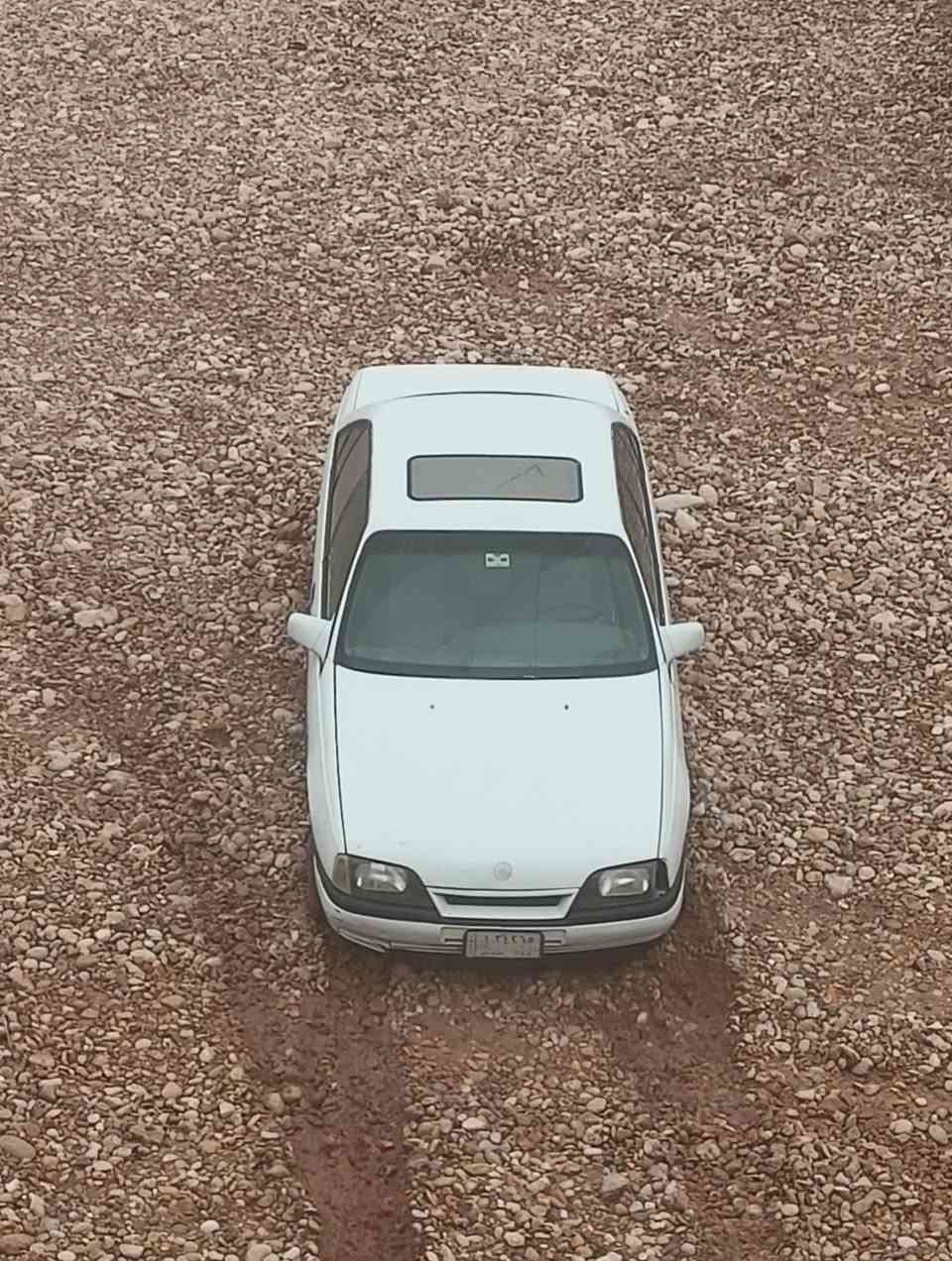 اوبل اوميكا حجم 20 ابيض موديل 1990 محرك نظيف و نشط قليل بيها صبغ قطعتين تقريباً  سيارة نصبتها حلوة  دشبول نظيف تايرات اربع جدد صدر جديد دسكات اربعه جدد رقم كركوك الماني الوكيل الاول بالحويجة يحول مايسوي وكالة  شغالة اضوية عالي ناصي ماسحات الكير يطلع صوت بس لمن تبدل عالثاني كشانه الامامية تريد دوشمة وتغليف والسقفية سعرها 27 وبيها مجال اتصل عالرقم ***********
