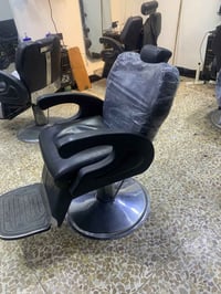 كراسي حلاقه للبيع جدد الاحمر والاسود عددثنين للاستفسار اتصل عل الرقم 0...