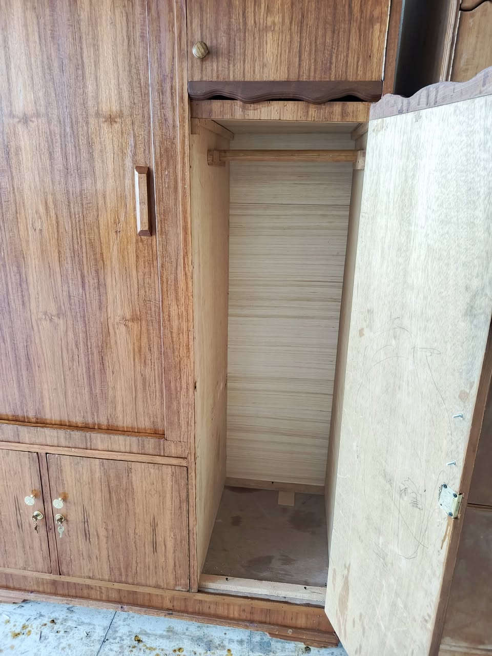 سلام عليكم🙋🏻‍♂️
اليوم العروض شيء مختلف قطعه تحفه وشغل حطاطه😍
معرض فراش سلايت تك باب كنتوري شغل صاج خشب حطاطه عراقي🫴🏻
الطول 2 متر و40 سنتيم يعني 240 سنتيم والعرض 2 متر و25 سنتيم يعني 225 سنتيم  ولعمق دواخل 60 سنتيم والنضافه فووول🛠
والسعر بس 265 ألف🔥😉
جلؤلاء مدخل سيطرة المعسكر  بدخوليه بلظبط عل ايدك الايمنه 🌺 مزاد ارشد الدهلگي
꧁***********꧂
