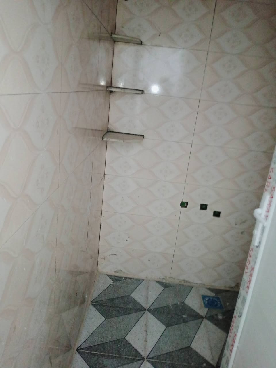 بيت للبيع بحي الامين بشارع سادة الفوادين المساحة 150متر بيت جديد بية غرفتين وصاله  ومطبخ وبراني بيت فارغ بناء جديد للاتصال ***********
