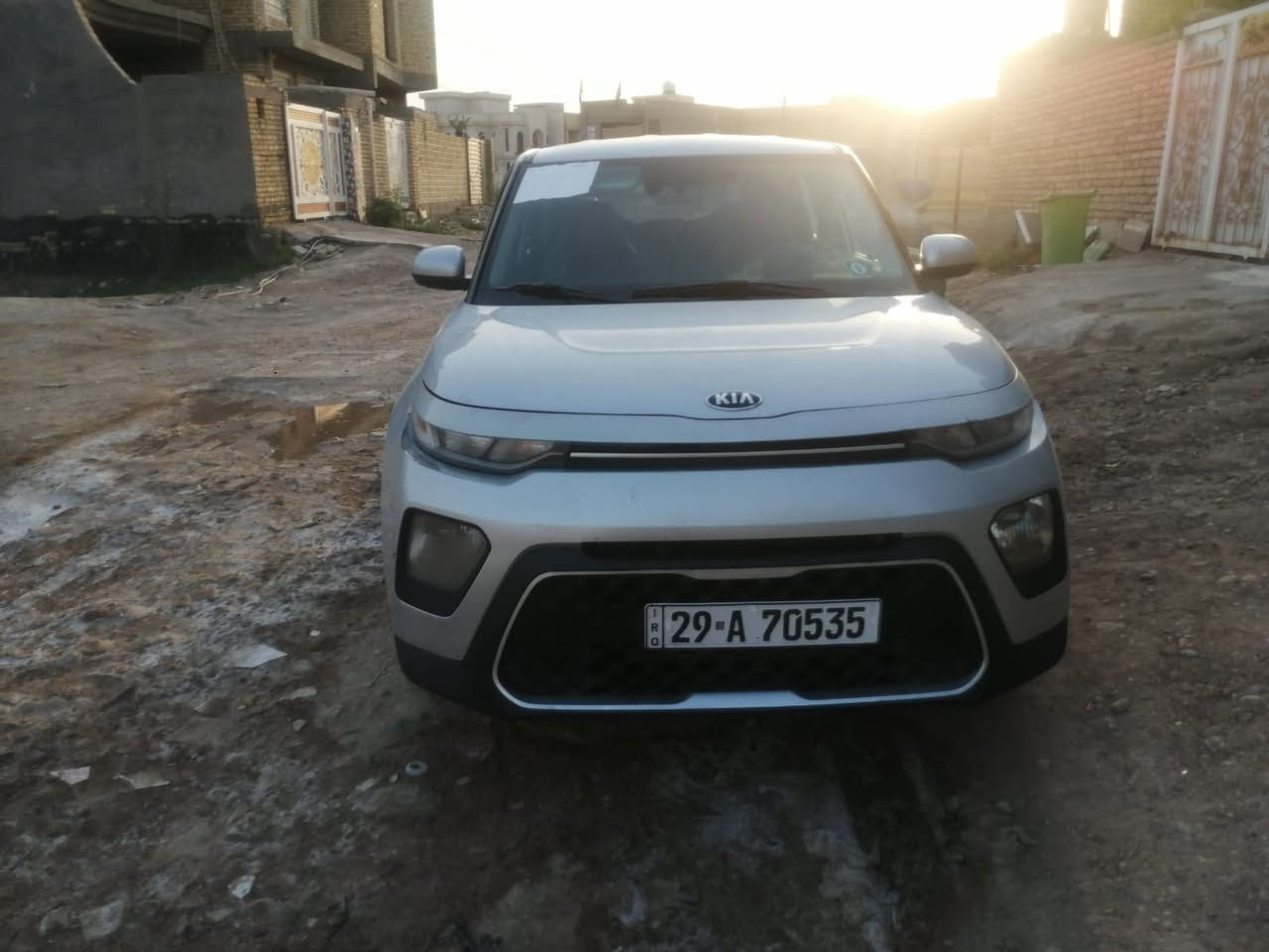 للبيع كيا صول 2020 وارد امريكي 
مواصفات نص فول 
حادثهه دعاميه امامي فقط بدون ايرباك 
شاشه كبيره كامره دواره بصمه 
رقم واسط بسم ولد صديقي تحويل ثاني يوم 
السعر ١٤٥$ وبيهه مجال 
لاستفسار لاتصال عل الرقم ***********
