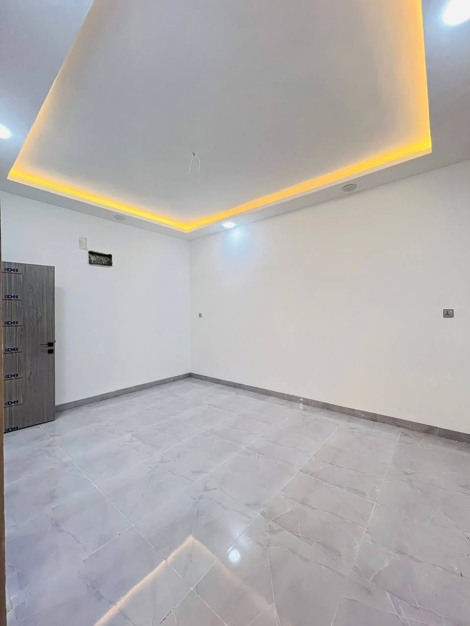 للبيع دار في حي الملايين الأولى / قرب جامع الصواف
المساحة البيت 110متر    واجهه 10م 

طابقين بناء حديث زيرو

الطابق الاول غرفتين نوم واستقبال وهول ومطبخ وصحيات 

الطابق الثاني ثلاث غرف نوم وحده سويت وهول وصحيات 

صنف العقار بستان ملك صرف طابو الزهور 
شارع بعرض 10متر

 تسليم البيت مفتاح فوري🔑

#مكتب__ربيع__نينوى__للعقار

للاستفسار اكثر الاتصال على الأرقام التالية 

 *********** 📲

 *********** 📲
