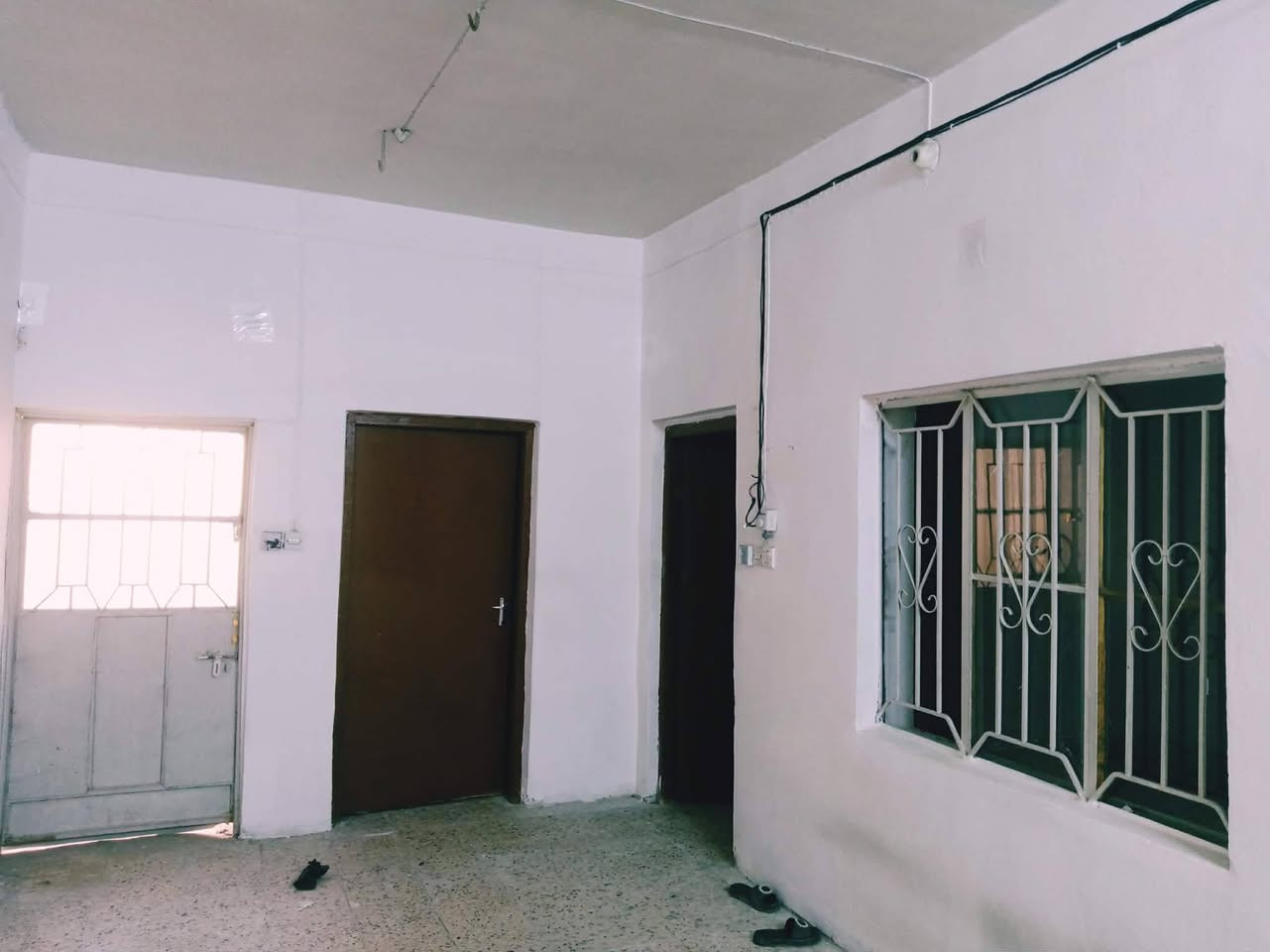 يالله بيت للبيع طابو صرف المساحه 205م فارغ جاهز للسكن يتكون غرفتين صاله مطبخ ستقبال صحيات داخليه خارجية مناور بناء طابوق سقف مسلح خدمات كامله الموقع ممتاز كربلاء طويريج قرب شارع البلديه   استفسار اكثر مراجعة مكتب الجمعيه للعقار مراسله واتصل  
*********** 
***********
