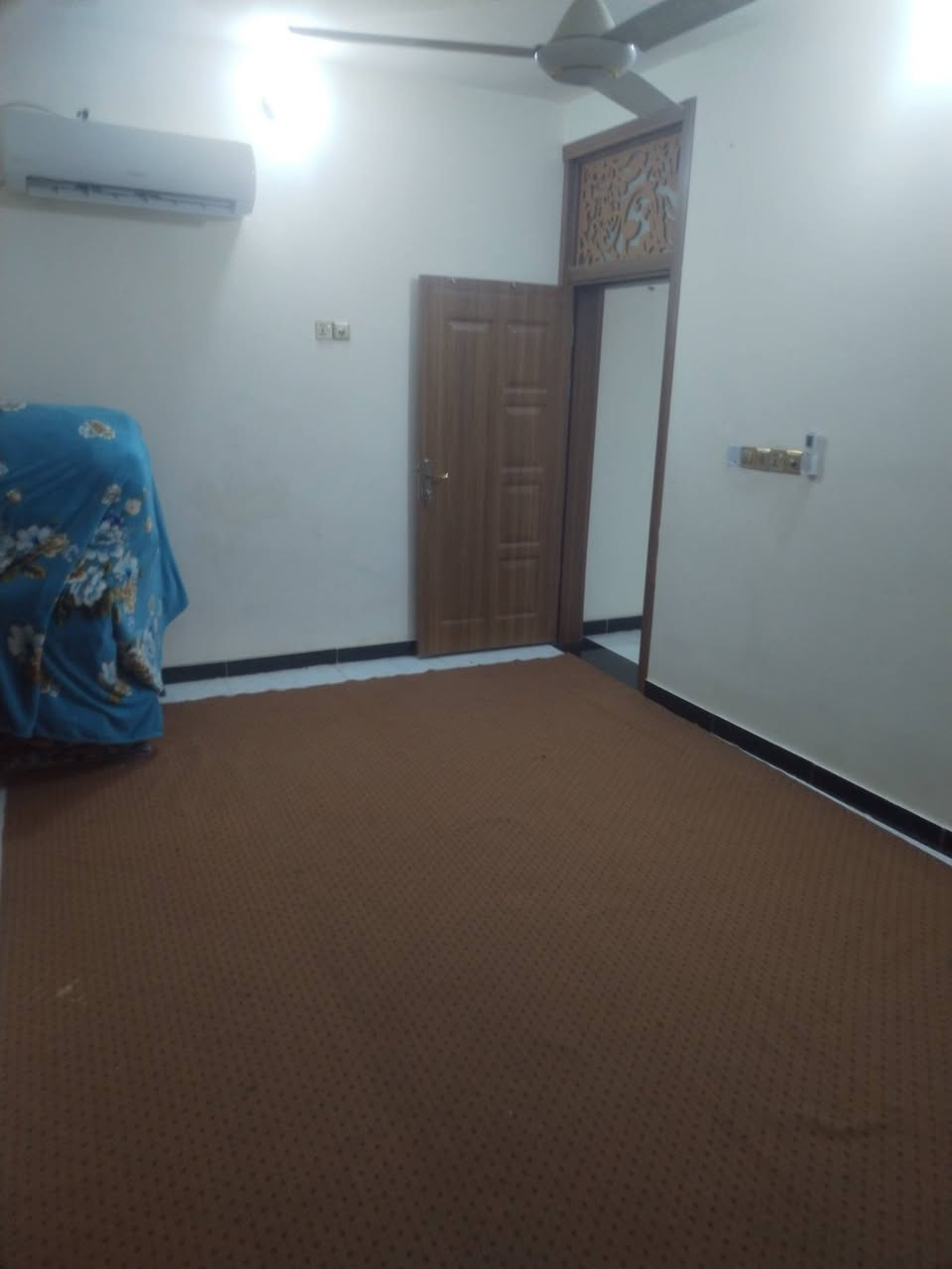 بيت مواثث وفارغ وجاهز للسكن للبيع قريب الإمام الحسين عليه السلام بمنطقة الروظتين مشي للإمام دقايق ركن ع شارعين مساحته ٤٠ متر غرفه وصحيات فوك وغرفه وصحيات جوه مواثث للسفسار ***********
