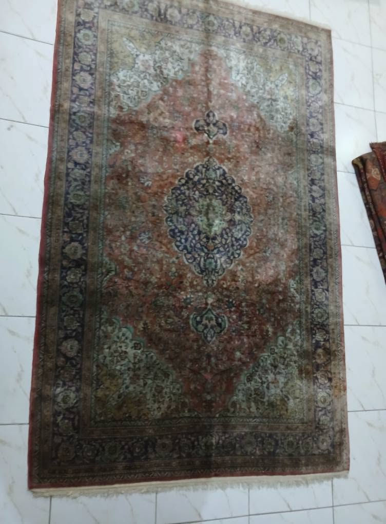 ✨ سجادة إيراني حرير فاخرة بتفاصيل ملكية ولمسة كلاسيكية راقية، تصميم فاخر مستوحى من الفن الإيراني الأصيل بألوان متناسقة ونقوش دقيقة تخطف النظر من أول لحظة. خامة حرير ناعمة تعطي إحساس بالفخامة والرقي وتضيف دفء وأناقة لأي مساحة، سواء مجلس أو صالة أو غرفة استقبال. قطعة مميزة لعشاق الذوق الرفيع والتفاصيل الفاخرة، بمقاس 247 × 153 يناسب المساحات الراقية ويمنح المكان هيبة وجمال استثنائي. الهرم, الجيزة


**إذا كنت صاحب هذا الإعلان وتريد حذفه لأي سبب، رجاءا أرسل رسالة إلى الدعم الفني**