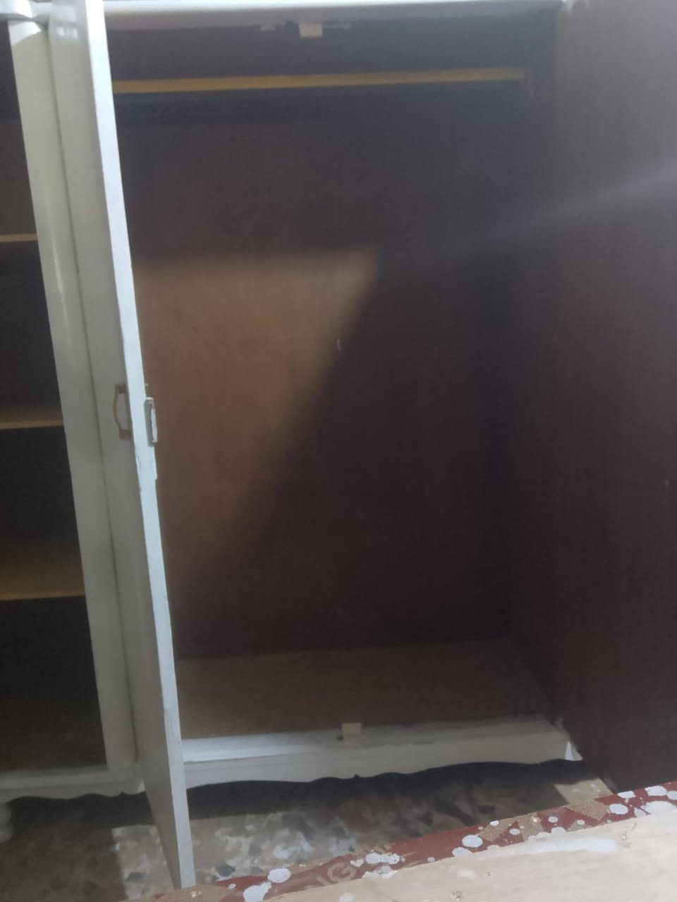 كنتور صاج مصبوغ ابيض ٤ابواب نضيف جدا مكان بغداد الحريه دولعي موجود توصيل داخل بغداد *********** سعره 150الف قفل قفل قفل قفل
