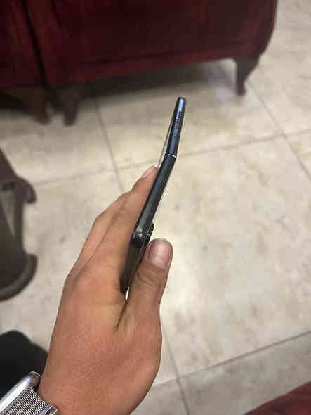 سلام عليكم زت فولد 3 الجهاز علا إيدي من اول منزل وليومك حبيت ابدل علا أليفون قررت أبيع  الجهاز نضيف  بس شوفت عينك شخوط بل شاصي ذاكره 256 السعر 450 ألف الجهاز نطي بي ضمان العنوان بغداد مدينه الصدر ***********
