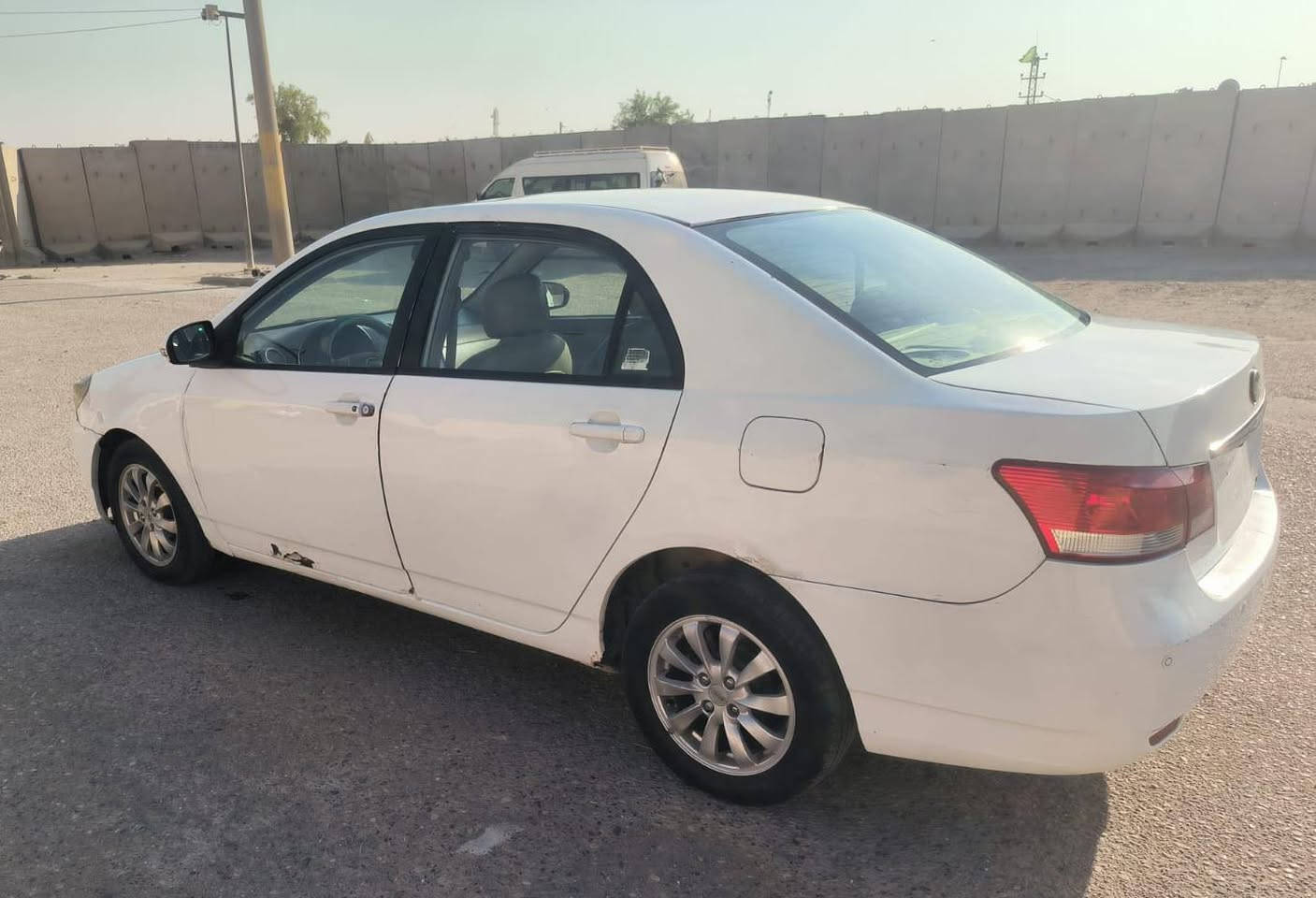 السلام عليكم 
BYD G3 2014 مزاد 
مكينة وكير مكفولات لاتنقيص ولاتبخير شرط شلعة ومعدل ، عليها ادامة نوزلات بلكات جدد مجاول جدد ، فيت بم جديد ، فلتر بانزين شاشة اصلية وكامرة حساسات كلها شغالة اشارة ترحيب كهربائيات كلها شغالة مابيها نقص سيارة جاهزة من كلشي وبيها شوي خياس بلباب مال سايق محرك 1800 كير اوتماتيك مبدل فلاوين + كير حاوية جديد ياباني محرك لانسر  سيارة مصروف عليها هواي الله شاهد لابيها ضربه ولا كص سيارة كلها ختم واحد ترايك للبصرة وتترقم بابل مشروع وطني نقصها بس غاز تبريد السعر 40 وبيها مجال رجاءا لحد يكسر بسعرها سيارة متعوب عليها ومصروف عليها هواي المو شراي لايتعبني  للاستفسار ***********
