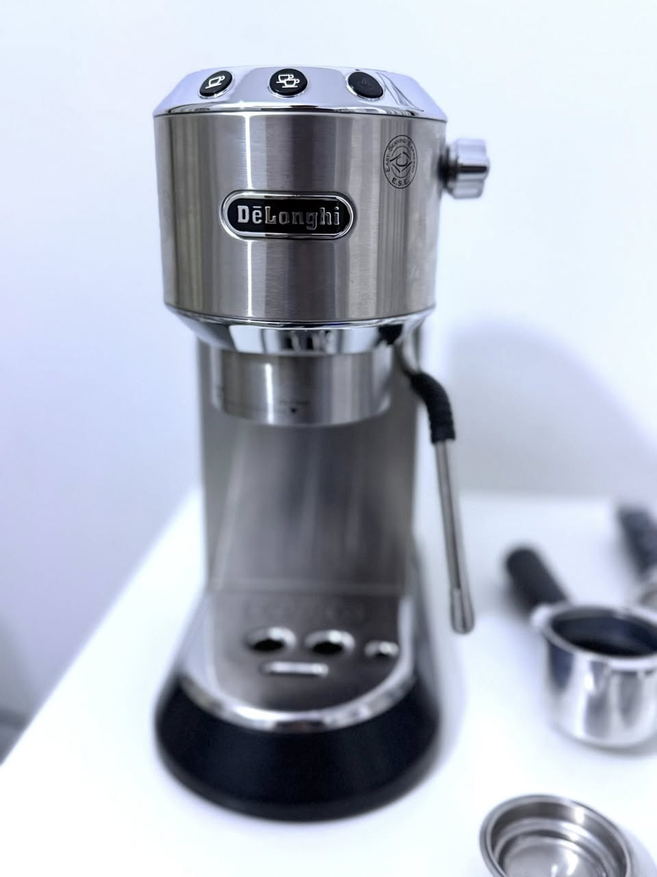 للبيع مكينة ديلونكي ديدكا 885 
delonghi dedica arte 885
مع كافة ملحقاتها والباكيت ، مستخدمة نضيفة جدا وعليها ادامة مستمرة
ملحقاتها الاصلية كاملة : 
بجر ديلونكي
تامبر 
باسكت ٣
بورت فلتر 

ايضا معاها عدة ٥١ 
باسكت احترافي liquid shadow 
بورت فلتر مكشوف احترافي 
تامبر سبرنك 
مفكك تكتلات 
موزع قهوة
رنك 
فلتر ورقي عدد ٥ كل واحد يحتوي ١٠٠ ورقة
سكوب 
يعني كلشي كامل بس تطحن وتحضر قهوة
السعر ٥٠٠ مع التوصيل 
يوجود توصيل لكافة المحافظات 
اي استفسار انا حاضر


**إذا كنت صاحب هذا الإعلان وتريد حذفه لأي سبب، رجاءا أرسل رسالة إلى الدعم الفني**