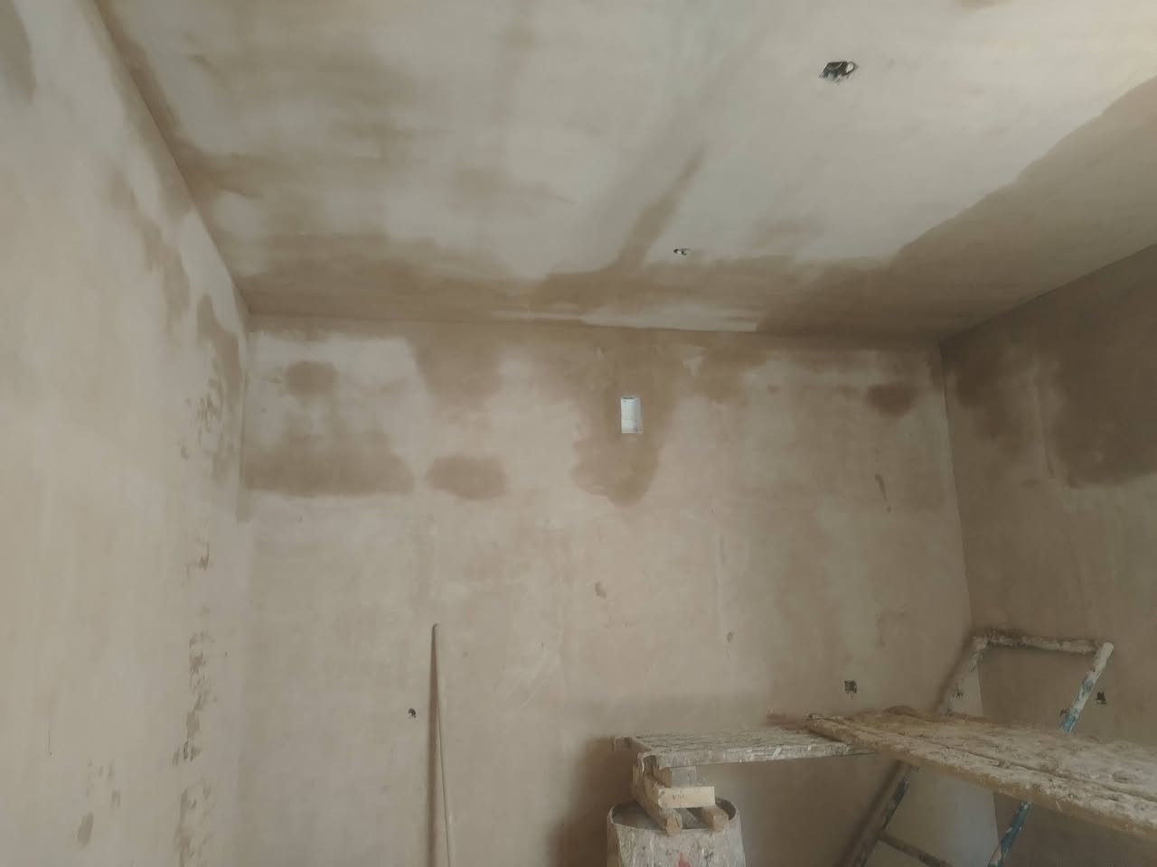 السلام عليكم عملي بياض جص وبورك المتر ب 6الاف هاتف ***********
