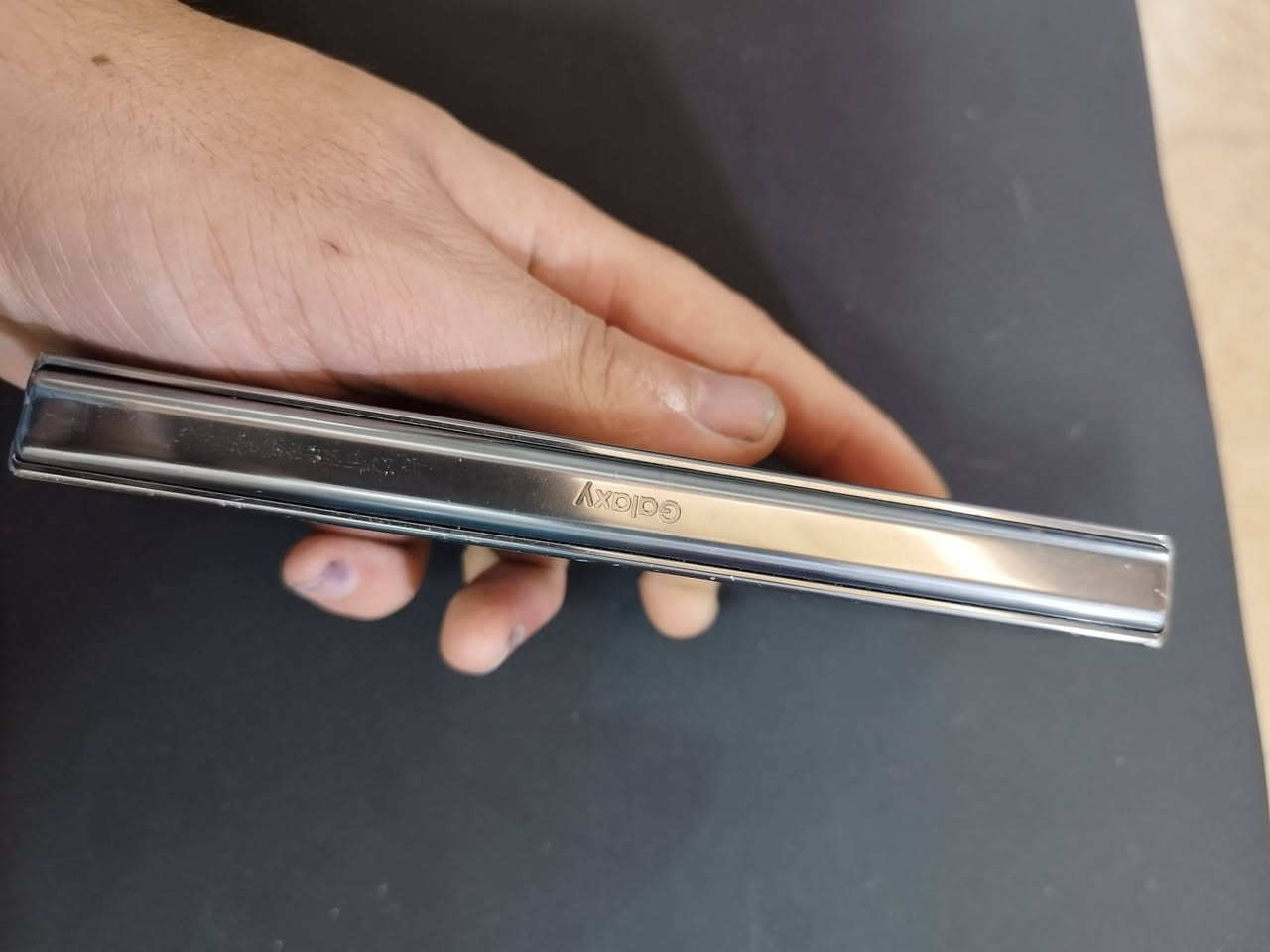 للبيع Samsung Galaxy Z Fold 4
الجهاز شغال لكن بحاجة صيانة، لذلك السعر مناسب للحالة.
🔹 يوجد نقطة سوداء بالشاشة الداخلية. 🔹 الشاشة الداخلية تفتح تقريباً 80%. 🔹 عند إغلاق الجهاز ينطفئ، ويحتاج توصيله بالشاحن ليعمل من جديد. 🔹 الأغلب يحتاج تبديل فلاتات (Flex Cables). 🔹 الشاشة الخارجية تعمل. 🔹 الجهاز مناسب للتصليح أو لقطع الغيار.
📍المعاينة على الطبيعة أفضل. 💰السعر: (اكتب سعرك هون) 📩 للجادين فقط التواصل خاص. *********** بغداد

