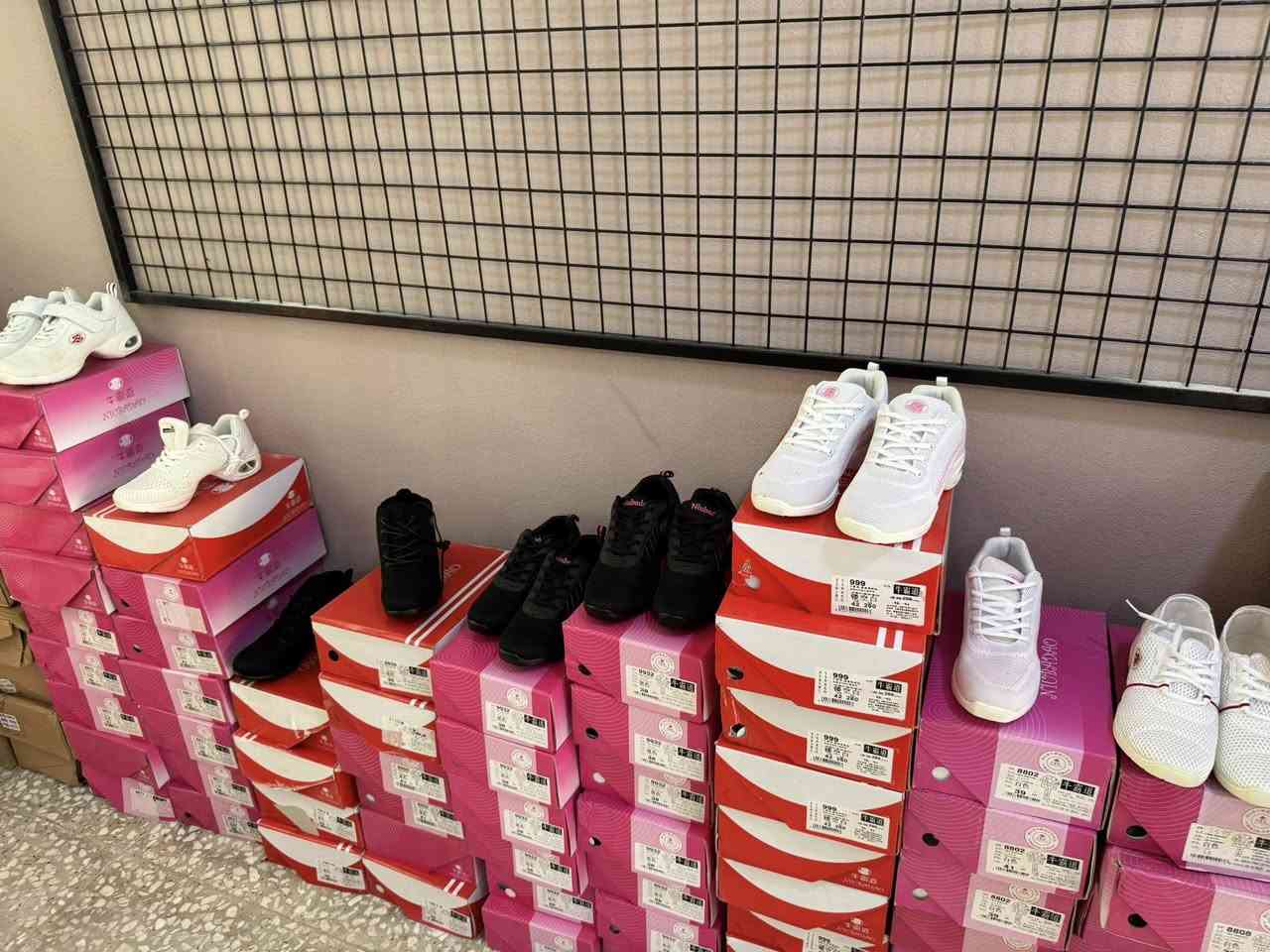 تصفية احذيه سعر قطعة 2,500 الف دينار بى مجال شلع شلع 
وارد بريطاني جديد تقريبن كميه 8000 قطعة  مشكل نسائي رجالي ولادي  
رقم واساب ***********
