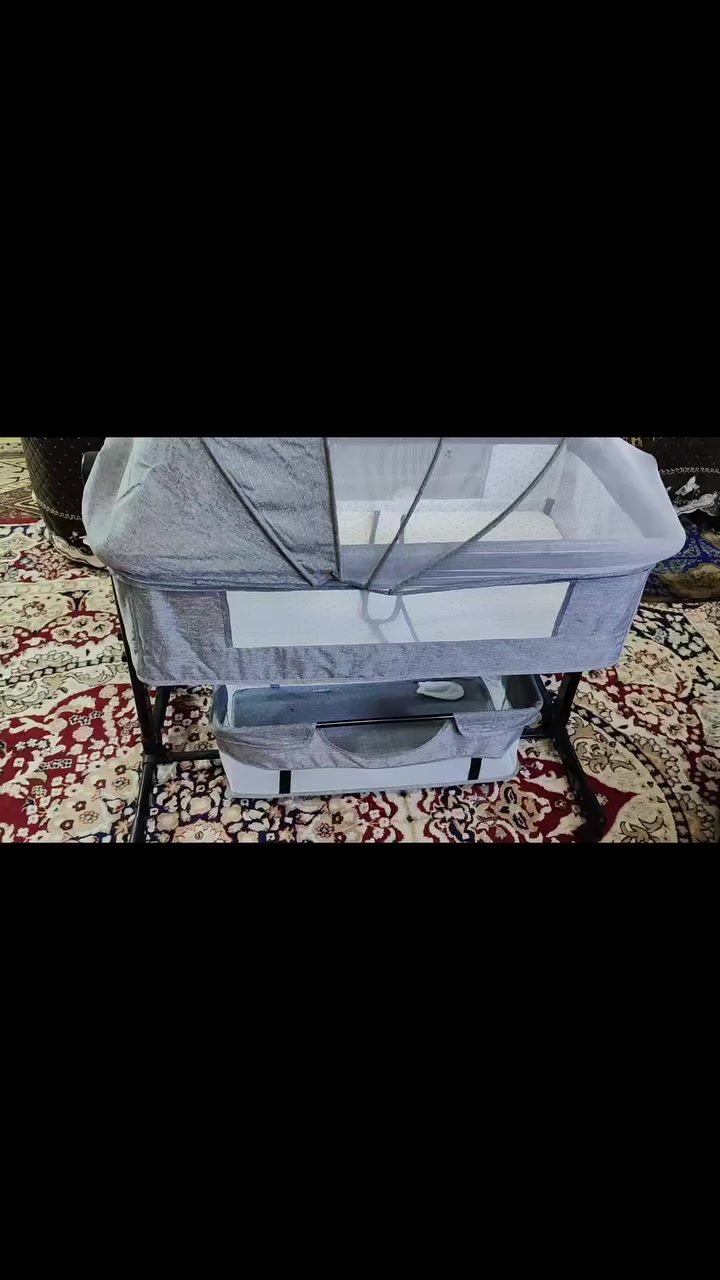 سرير أطفال 
ينفتح جهت الأم
اسلايت يرتفع وينزل
كلش جديد نضافه 90%
سعره 55 وبي مجال 
مكاني  بغداد نهروان 
***********
